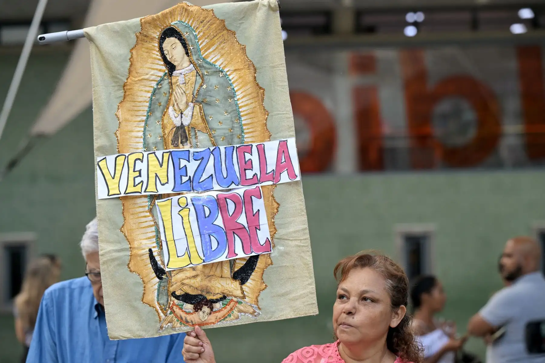 Una mujer sostiene un cartel durante una vigilia convocada por la oposición política en Caracas, Venezuela, exigiendo la libertad de los presos políticos arrestados durante las protestas tras la impugnada reelección del presidente Nicolás Maduro. Foto: AFP
