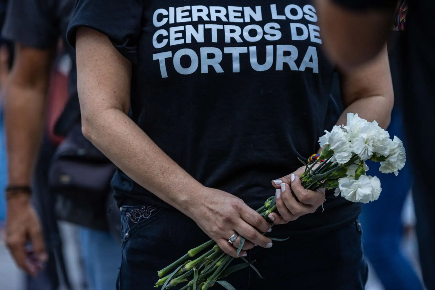 Una mujer sostiene flores durante la gran vigilia nacional por los presos políticos convocada por la oposición, este jueves 8 de agosto en la plaza Los Palos Grandes, en Caracas, Venezuela. Foto: EFE