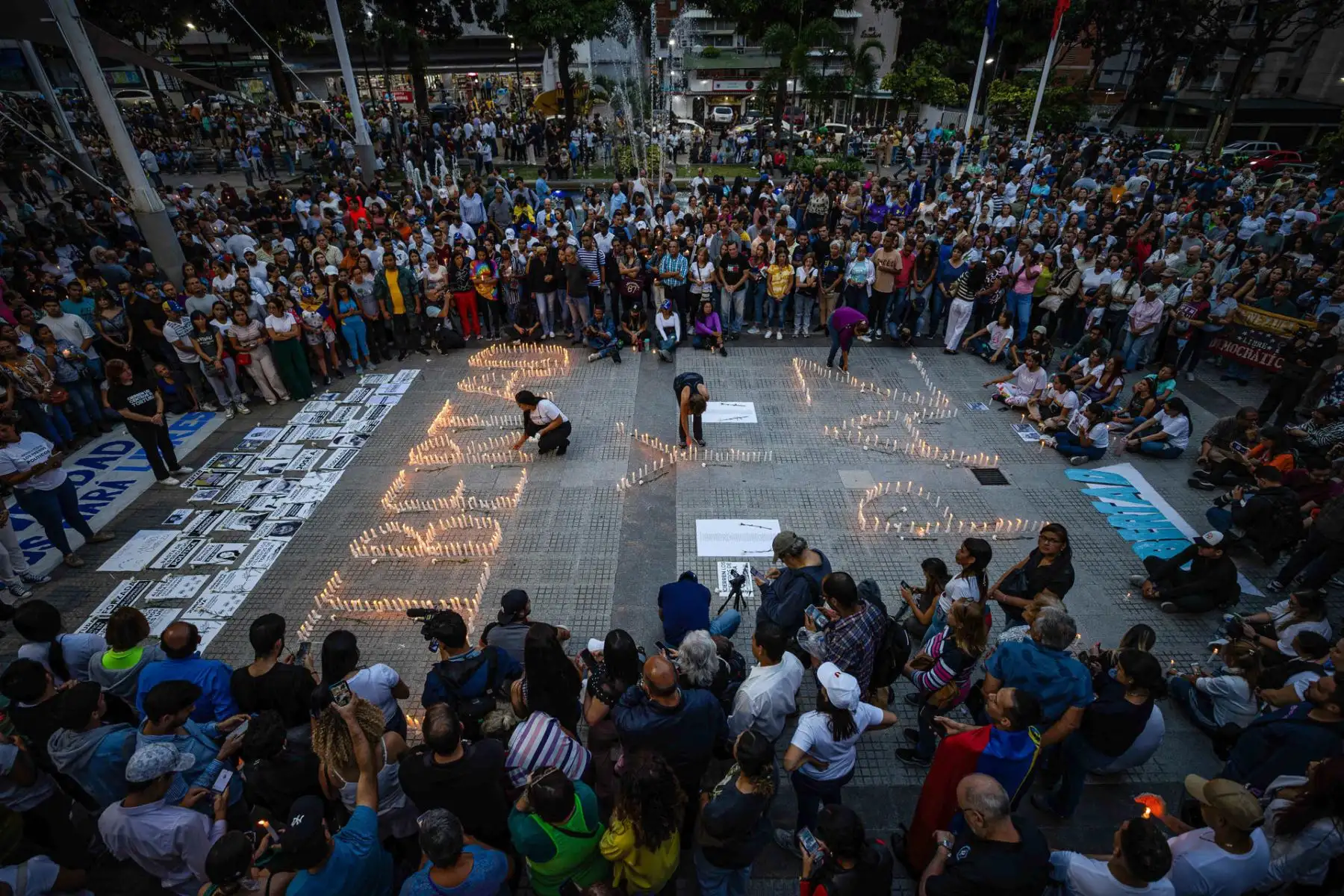 Personas asisten a una gran vigilia nacional por los presos políticos convocada por la oposición, este jueves 8 de agosto en la plaza Los Palos Grandes, en Caracas, Venezuela. Foto: EFE