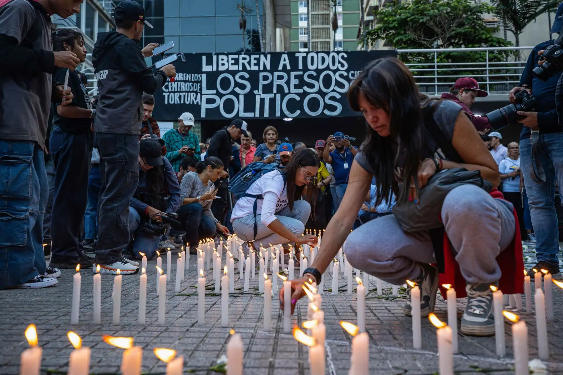 Personas prenden velas durante la gran vigilia nacional por los presos políticos convocada por la oposición, este jueves 8 de agosto en la plaza Los Palos Grandes, en Caracas, Venezuela. Foto: EFE