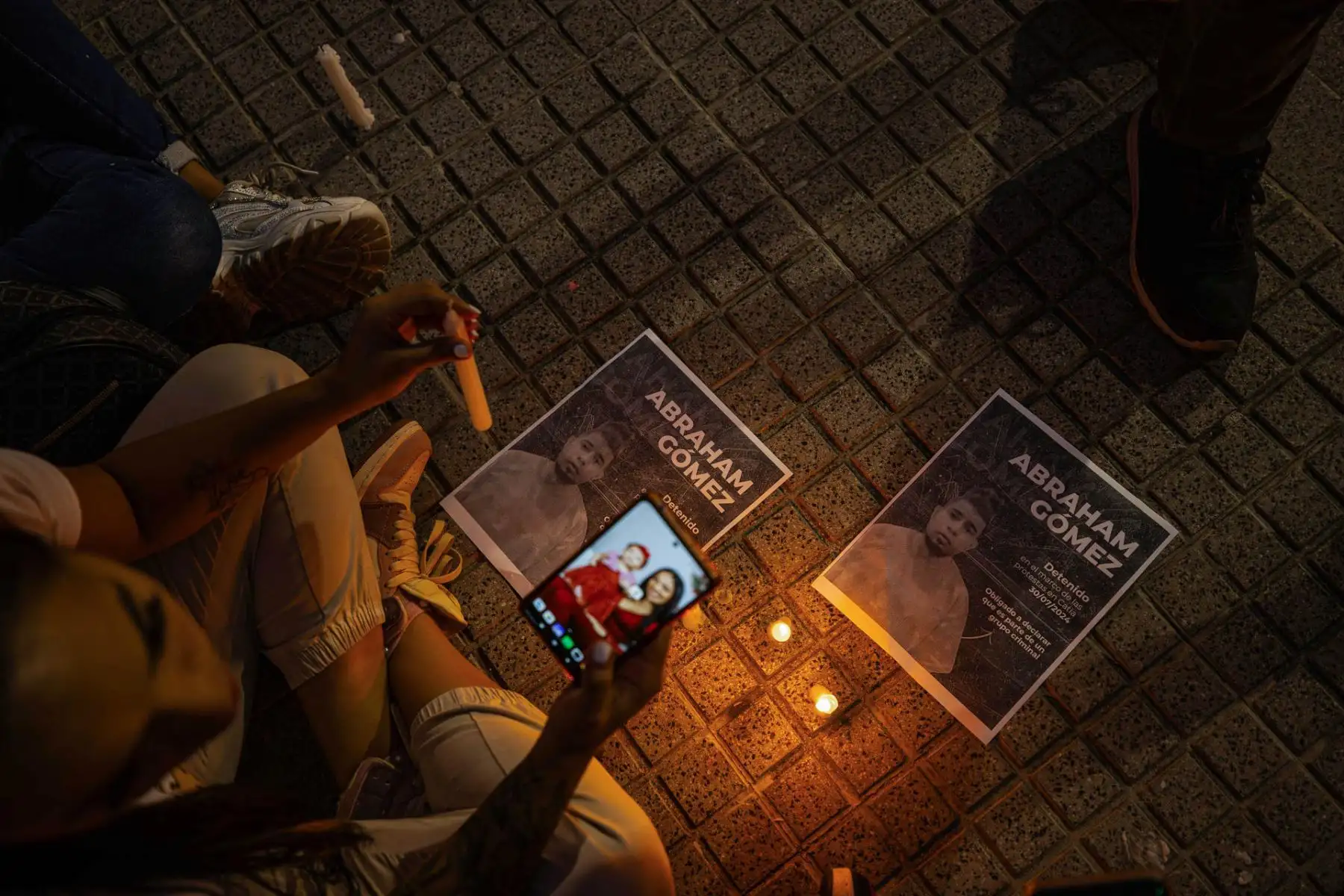 Una mujer asiste a la gran vigilia nacional por los presos políticos convocada por la oposición, este jueves 8 de agosto en la plaza Los Palos Grandes, en Caracas, Venezuela. Foto: EFE