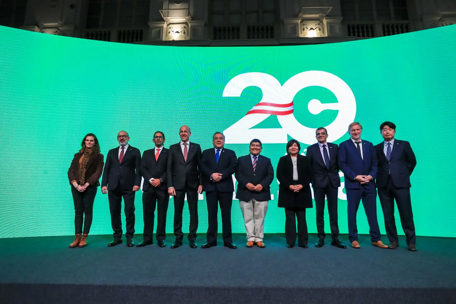 El presidente del Consejo de Ministros, Gustavo Adrianzén, presidió la ceremonia especial por los 20 años del proyecto del gas de Camisea, en donde también participaron los titulares de los ministerios de Energía y Minas, y de Vivienda, Construcción y Saneamiento. Foto: ANDINA/PCM