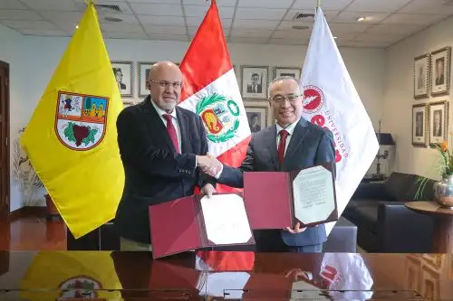 El alcalde de Santiago de Surco, Carlos Bruce, y el rector de la Universidad ESAN, Jaime Serida, firmaron un acuerdo para actualizar el Plan Urbano Distrital de dicho distrito. Foto: ANDINA/Difusión.