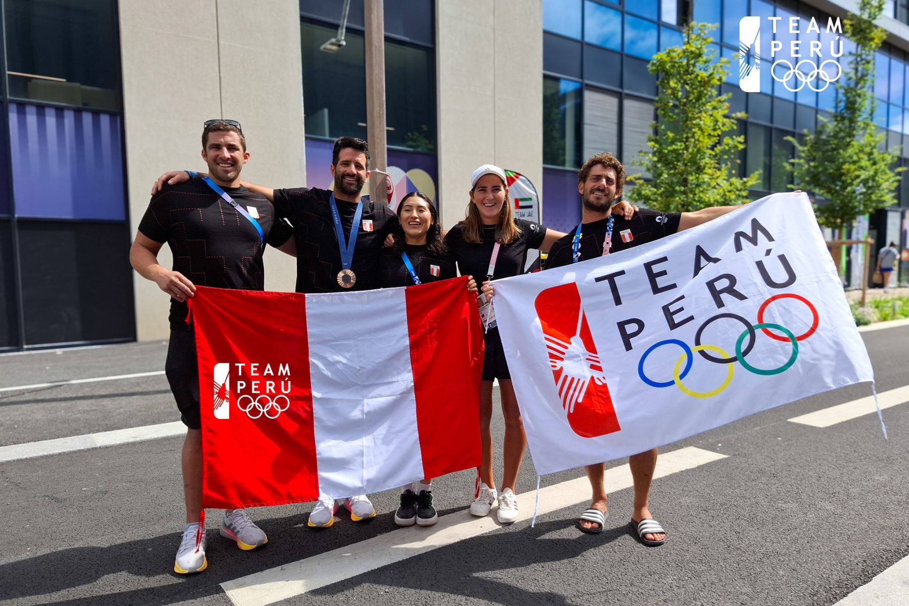 Stefano Peschiera and Team Peru A photo for posterity at Paris 2024