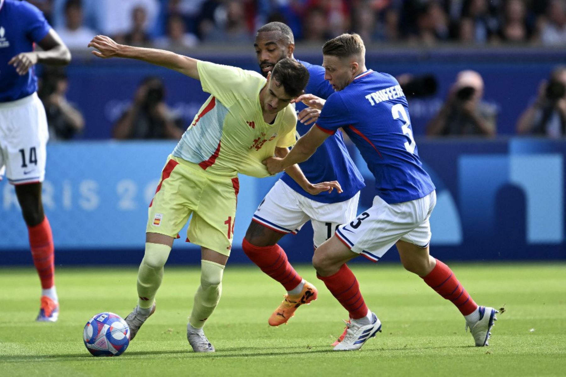 El centrocampista español Aimar Oroz es desafiado por el delantero francés Alexandre Lacazette y el defensor francés #03 Adrien Truffert en el partido de fútbol final por la medalla de oro masculina entre Francia y España durante los Juegos Olímpicos de París 2024 en el Parque de los Príncipes de París. Foto: AFP