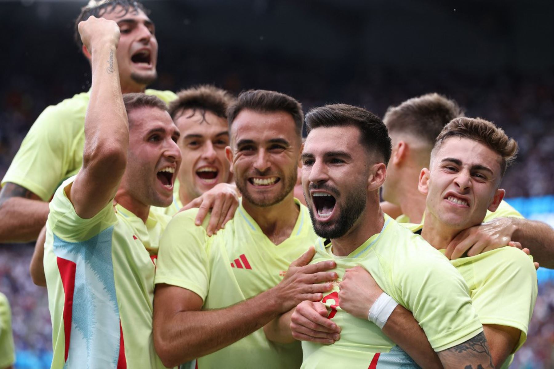 El centrocampista español Alex Baena, celebra con sus compañeros el tercer gol de su equipo en la final de fútbol masculina por la medalla de oro entre Francia y España durante los Juegos Olímpicos de París 2024 en el Parc des Princes de París. Foto: AFP