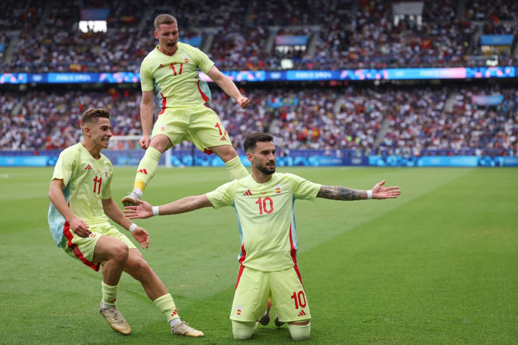 El centrocampista español Alex Baena, celebra con sus compañeros el tercer gol de su equipo en la final de fútbol masculina por la medalla de oro entre Francia y España durante los Juegos Olímpicos de París 2024 en el Parc des Princes de París. Foto: AFP