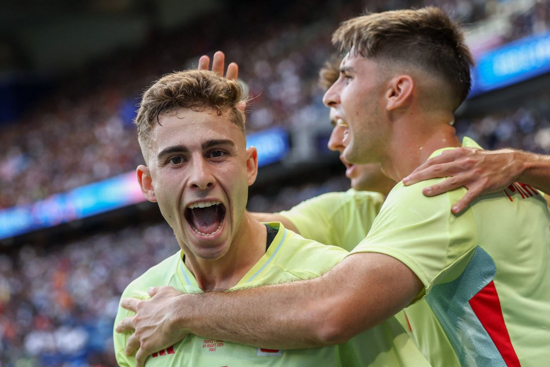 El centrocampista Fermín López, celebra con sus compañeros el primer gol de su equipo en el partido de fútbol final por la medalla de oro masculina entre Francia y España durante los Juegos Olímpicos de París 2024 en el Parc des Princes de París. Foto: AFP