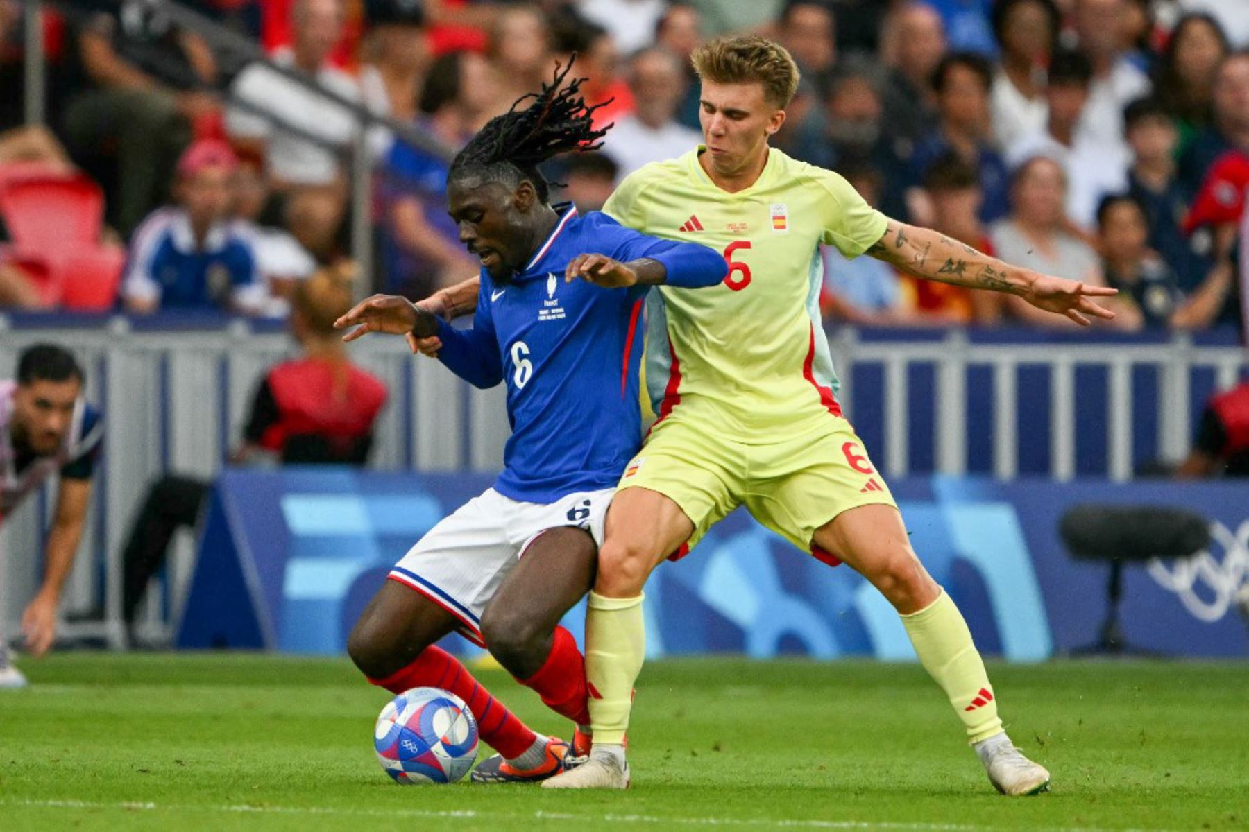 El centrocampista francés Manu Kone lucha por el balón con el centrocampista español #06 Pablo Barrios en el partido de fútbol final por la medalla de oro masculina entre Francia y España durante los Juegos Olímpicos de París 2024 en el Parc des Princes de París. Foto: AFP