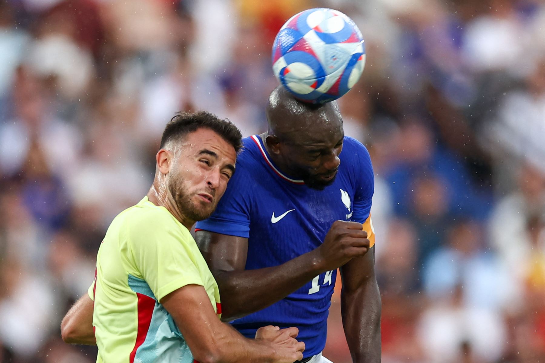 El defensor español #04 Eric García encabeza el balón con el delantero francés #14 Jean-Philippe Mateta en el partido de fútbol final por la medalla de oro masculina entre Francia y España durante los Juegos Olímpicos de París 2024 en el Parc des Princes de París. Foto: AFP