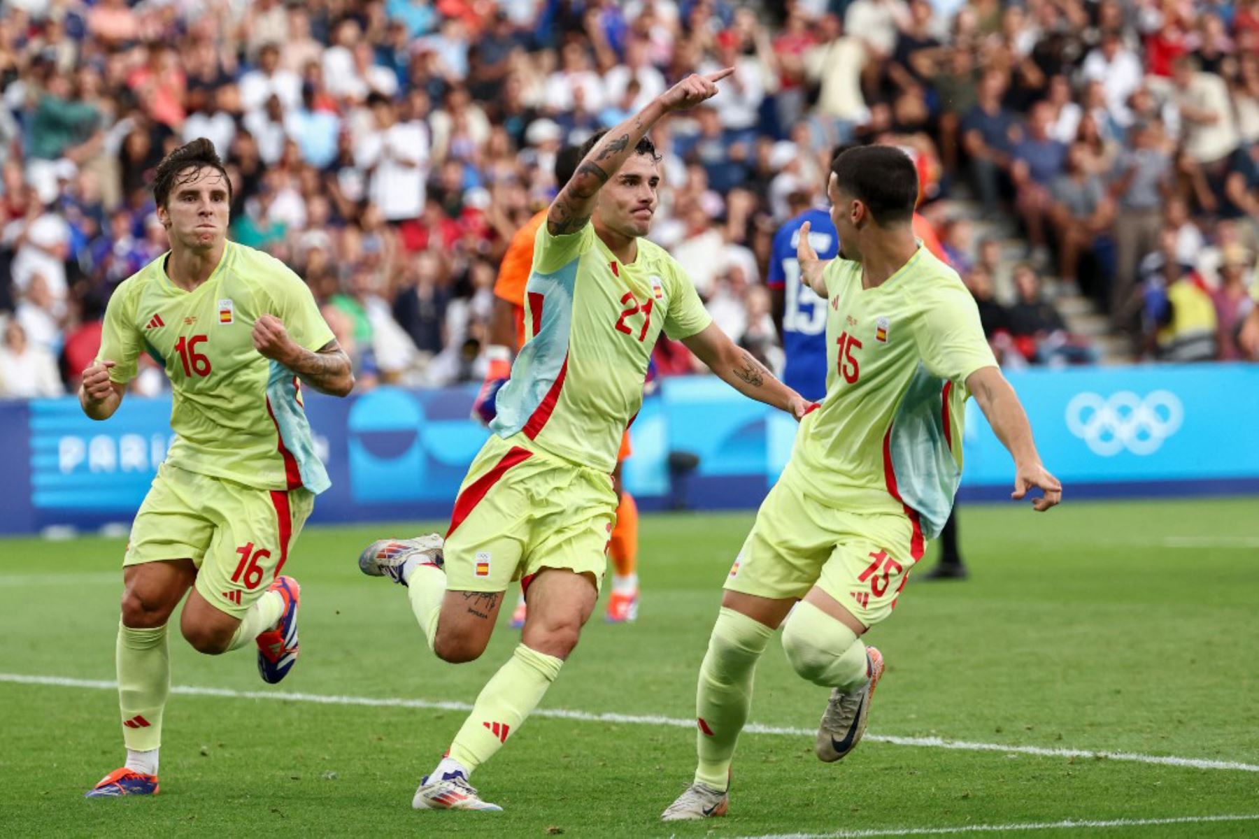 El delantero español Sergio Camello celebra con sus compañeros el cuarto gol de su equipo en el partido de fútbol final por la medalla de oro masculina entre Francia y España durante los Juegos Olímpicos de París 2024 en el Parc des Princes de París. Foto: AFP