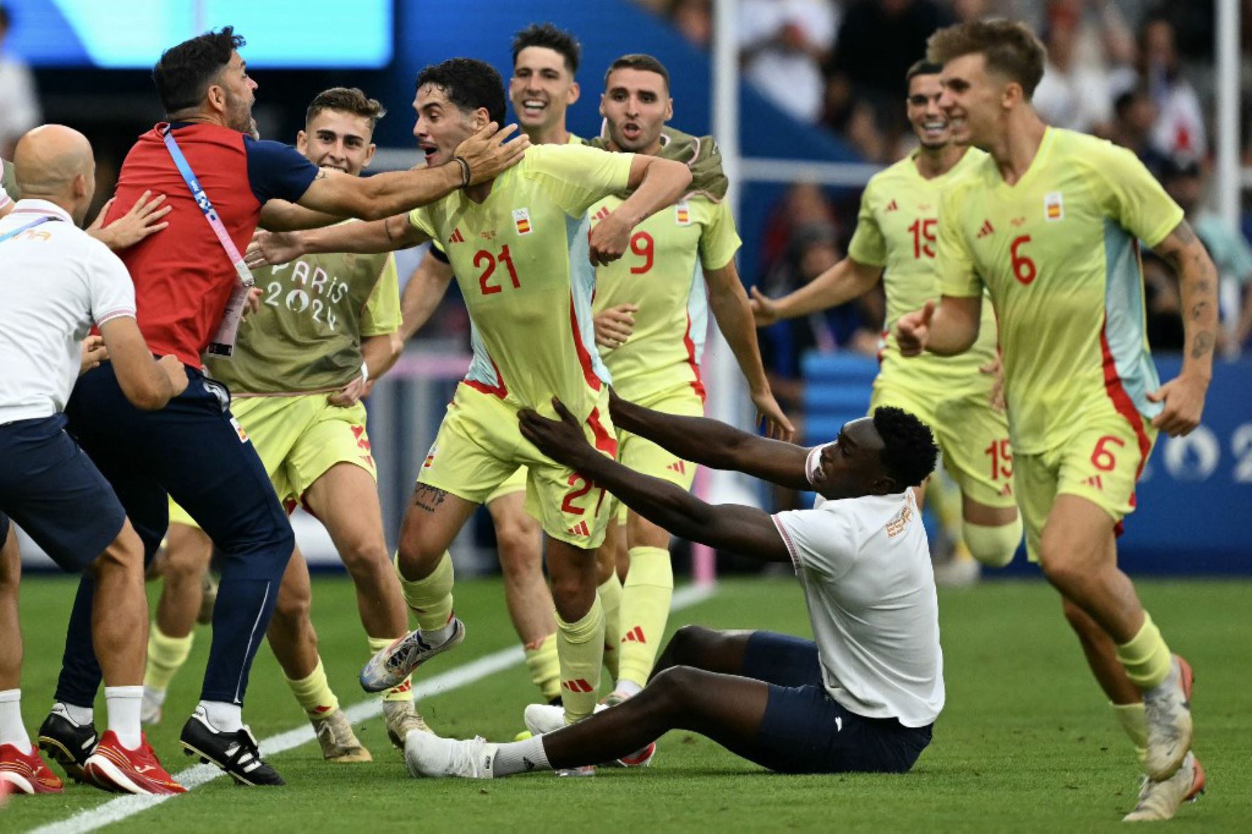 El delantero español Sergio Camello celebra con sus compañeros el cuarto gol de su equipo en el partido de fútbol final por la medalla de oro masculina entre Francia y España durante los Juegos Olímpicos de París 2024 en el Parc des Princes de París. Foto: AFP