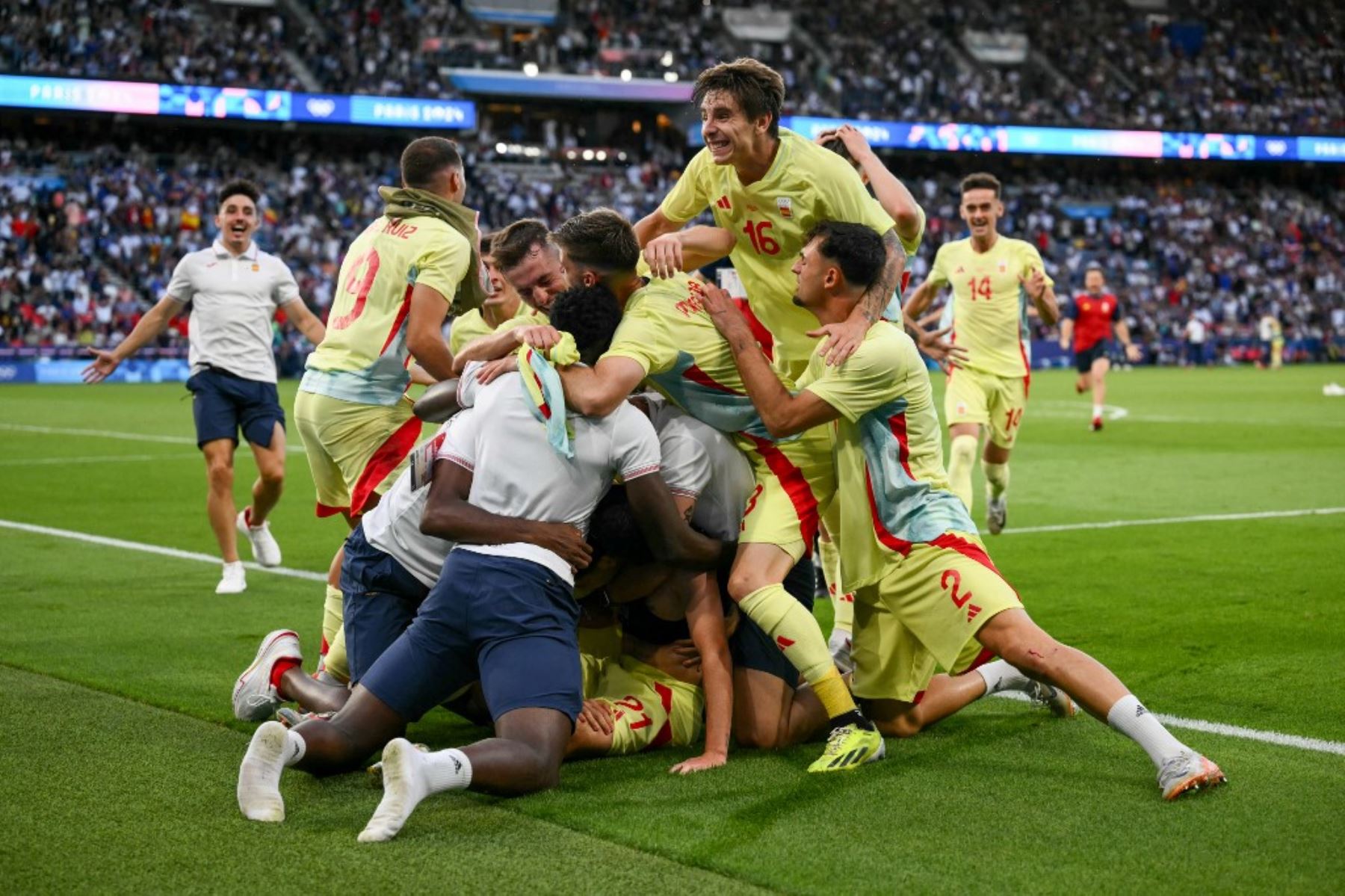 El delantero español Sergio Camello celebra tras marcar el quinto gol de su equipo en el tiempo extra en el partido de fútbol final por la medalla de oro masculina entre Francia y España durante los Juegos Olímpicos de París. Foto: AFP