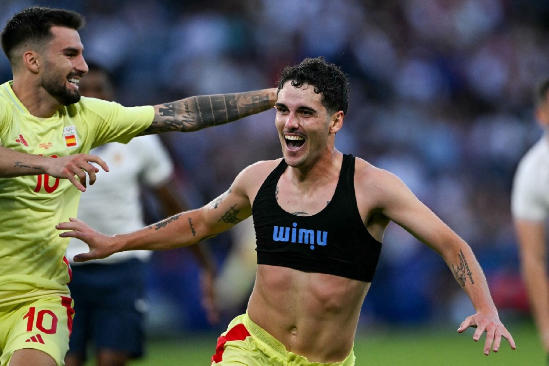 El delantero español Sergio Camello celebra tras marcar el quinto gol de su equipo en el tiempo extra en el partido de fútbol final por la medalla de oro masculina entre Francia y España durante los Juegos Olímpicos de París. Foto: AFP