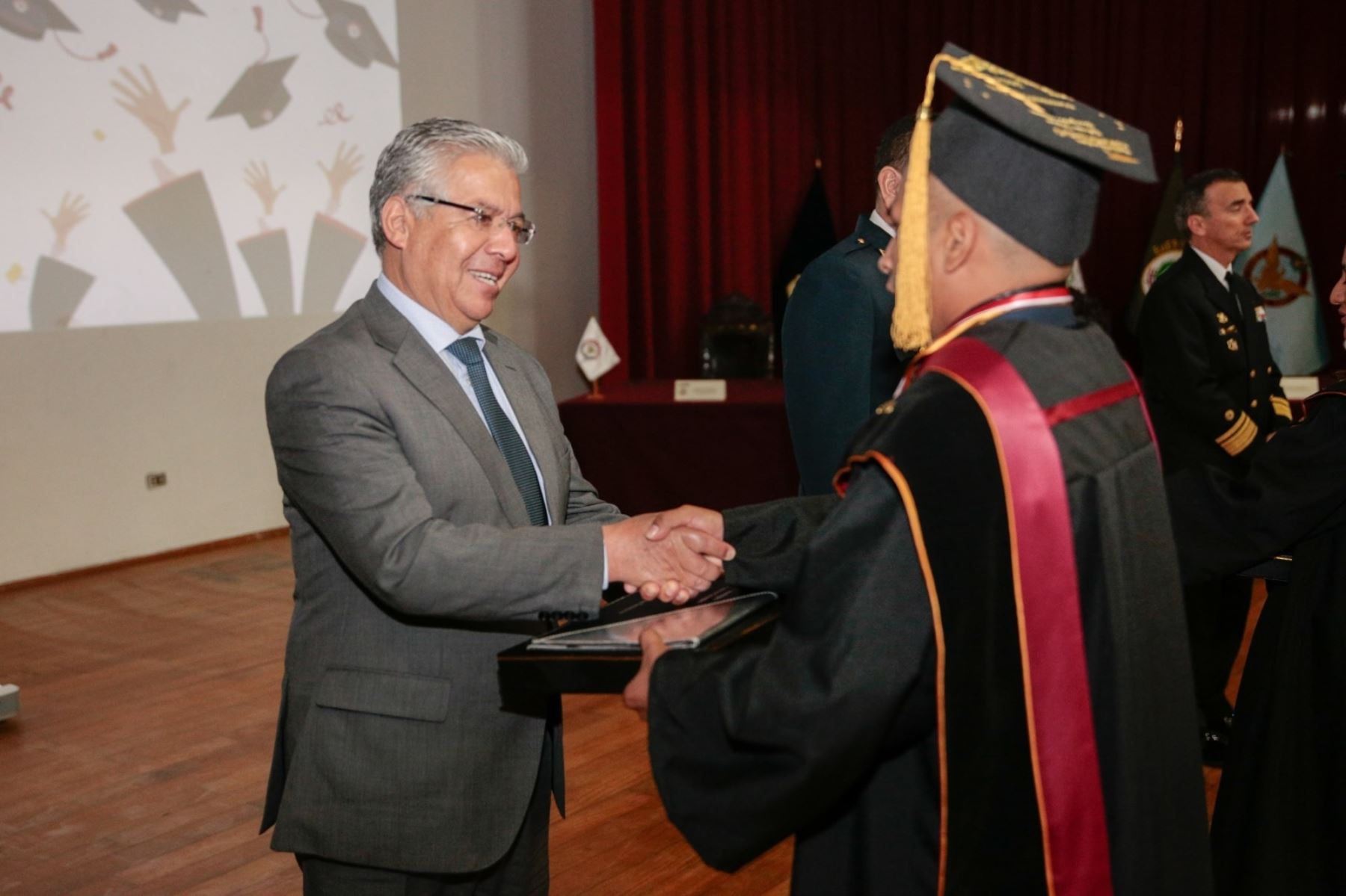 Ministro de Defensa,Walter Astudillo, participa en graduación de profesionales egresados de Instituto Superior de las FF. AA.