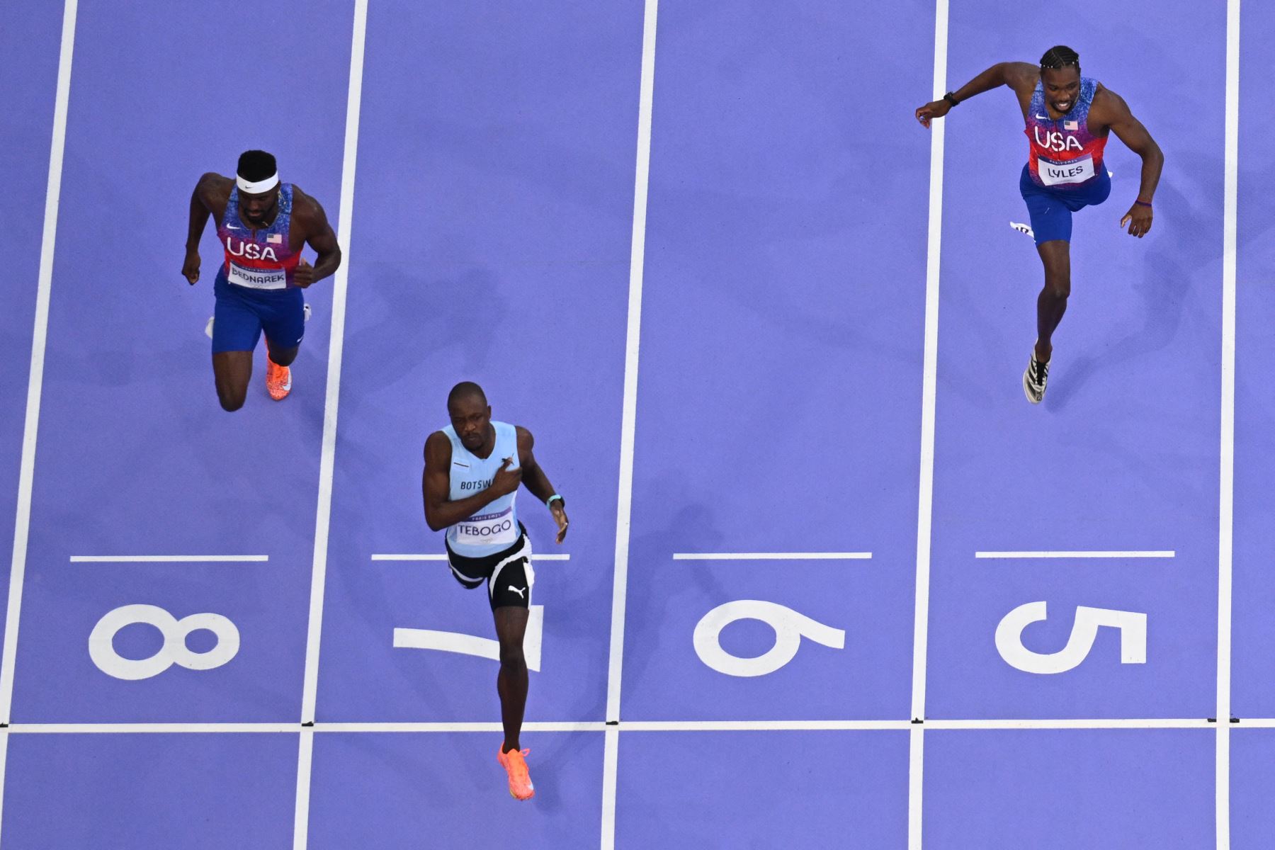 Letsile Tebogo (de Botswana cruza la línea de meta por delante del estadounidense Noah Lyles para ganar la final masculina de 200m de la prueba de atletismo de los Juegos Olímpicos de París 2024. AFP