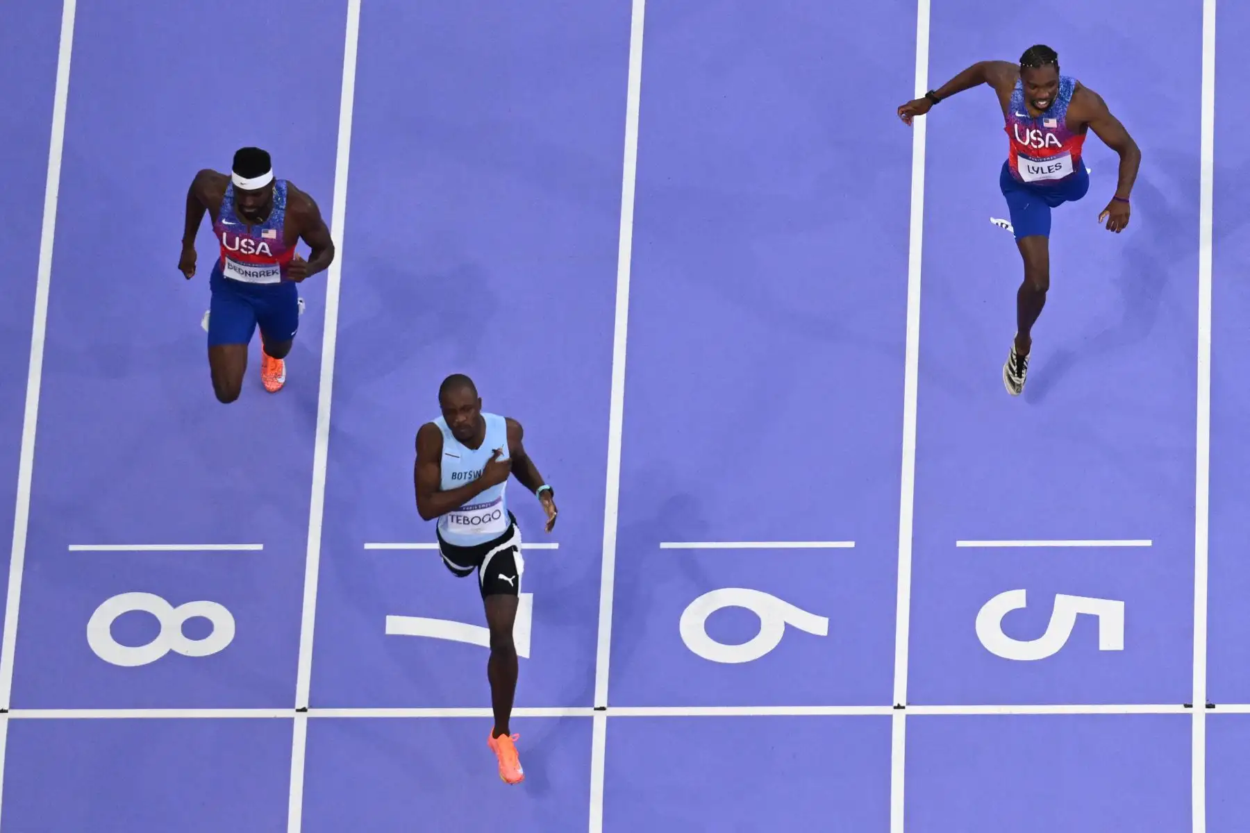 Letsile Tebogo (de Botswana cruza la línea de meta por delante del estadounidense Noah Lyles para ganar la final masculina de 200m de la prueba de atletismo de los Juegos Olímpicos de París 2024. AFP