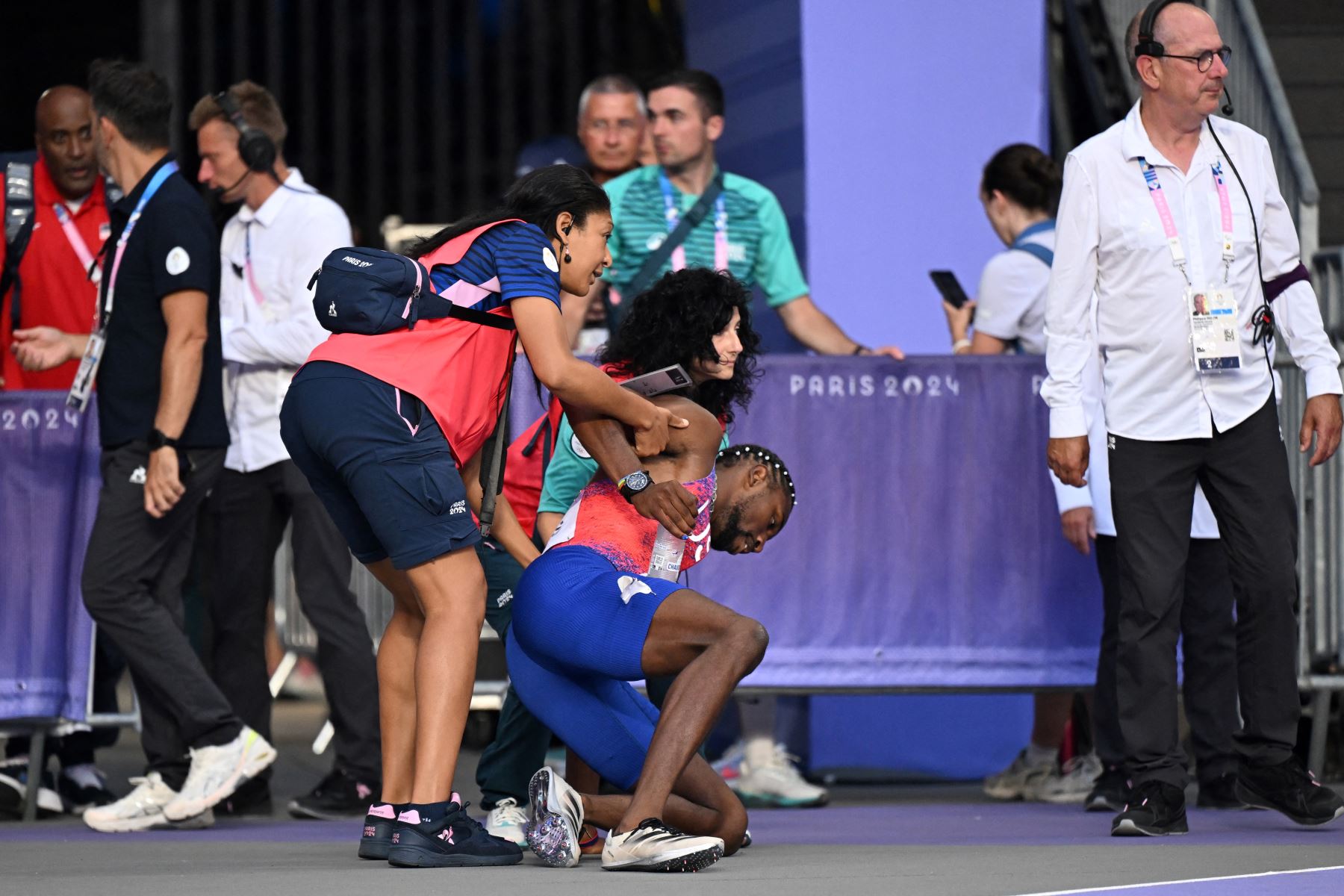 El medallista de bronce estadounidense Noah Lyles  recibe atención médica después de competir en la final masculina de 200 metros de la prueba de atletismo de los Juegos Olímpicos de París 2024. AFP