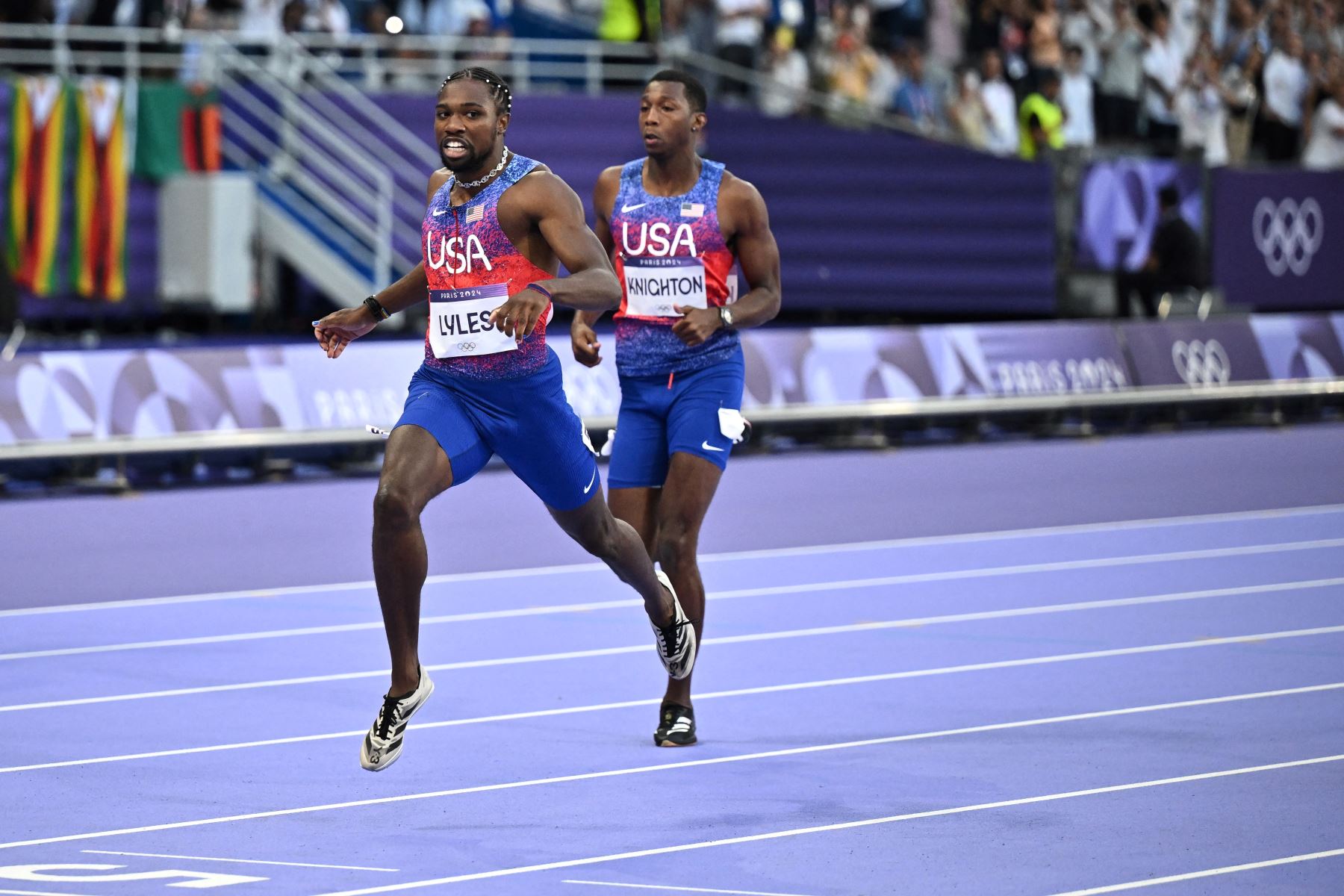 El medallista de bronce estadounidense Noah Lyles  reacciona al cruzar la línea de meta en la final masculina de 200 metros de la prueba de atletismo de los Juegos Olímpicos de París 2024. AFP