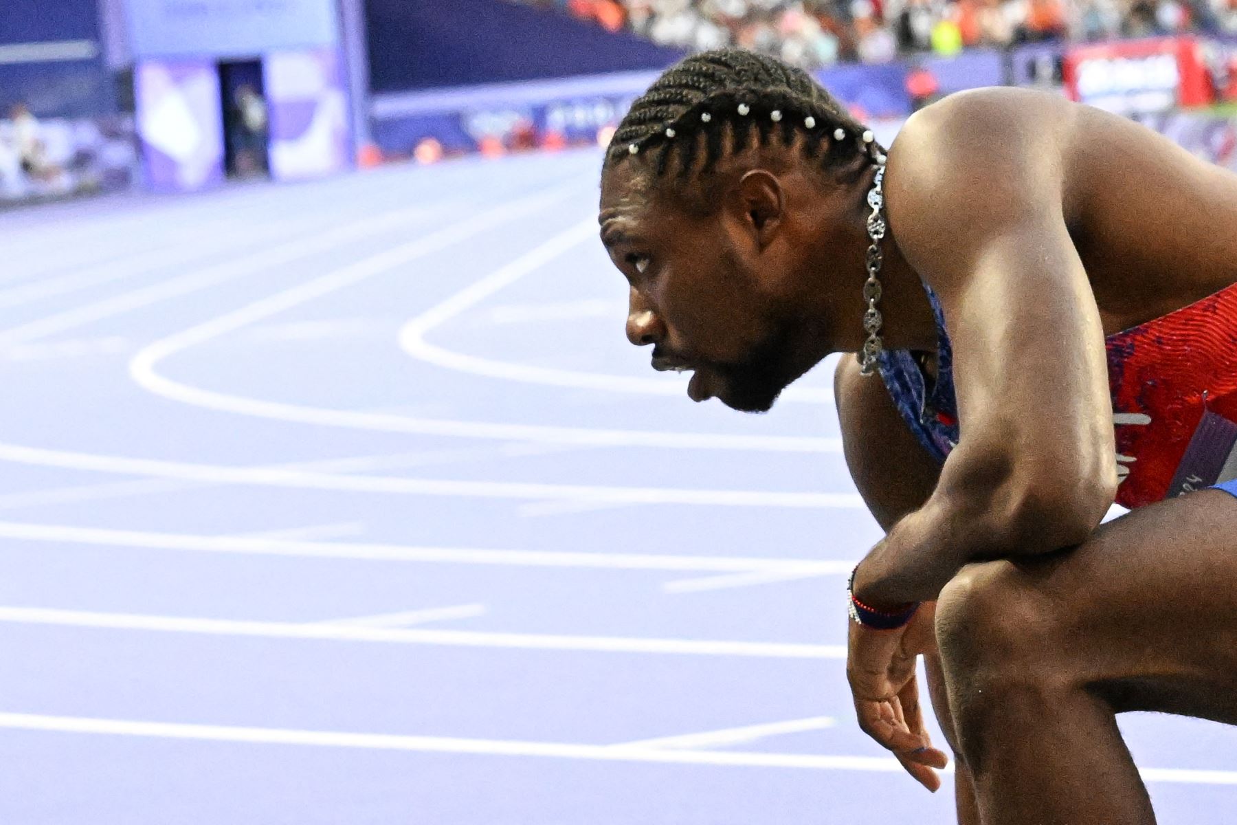 El estadounidense Noah Lyles reacciona tras competir en la final masculina de 200 metros de la prueba de atletismo de los Juegos Olímpicos de París 2024. AFP