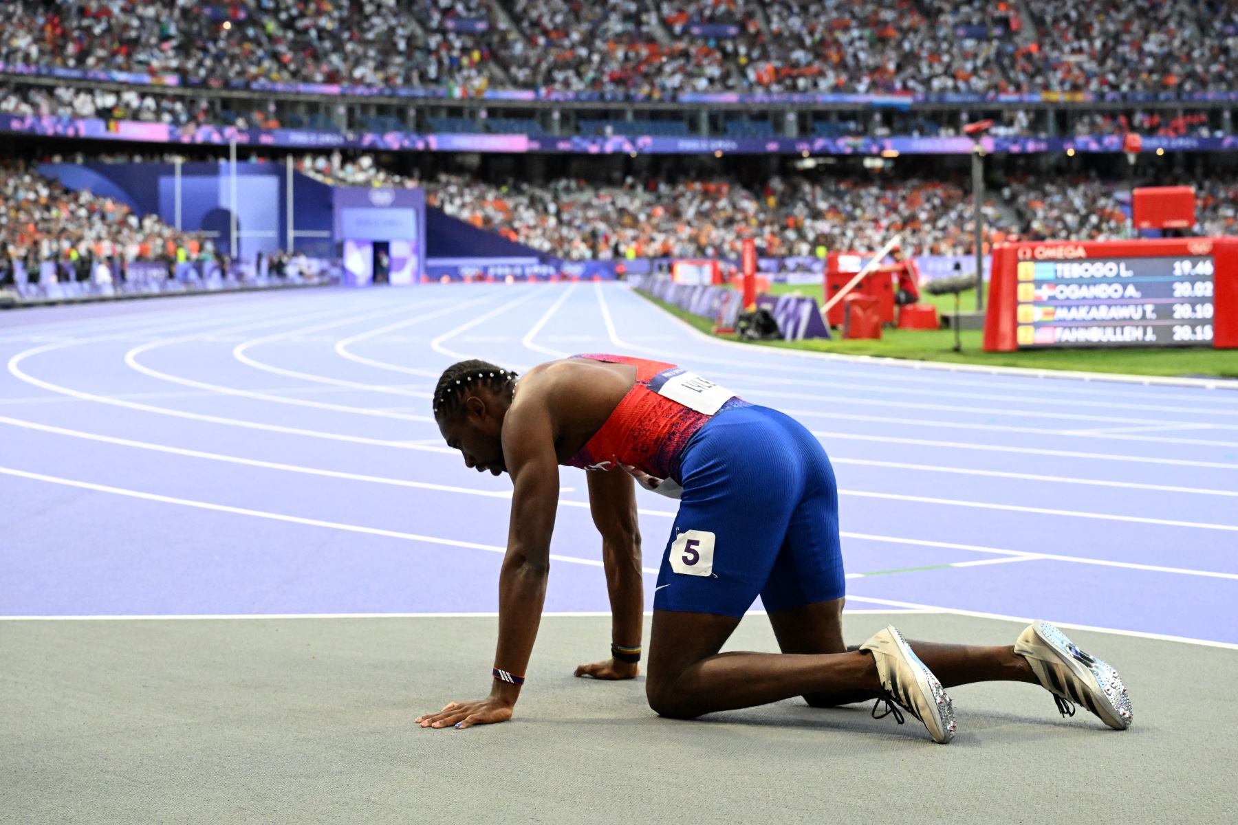 El estadounidense Noah Lyles reacciona tras competir con covid en la final masculina de 200 metros de la prueba de atletismo de los Juegos Olímpicos de París 2024.  AFP