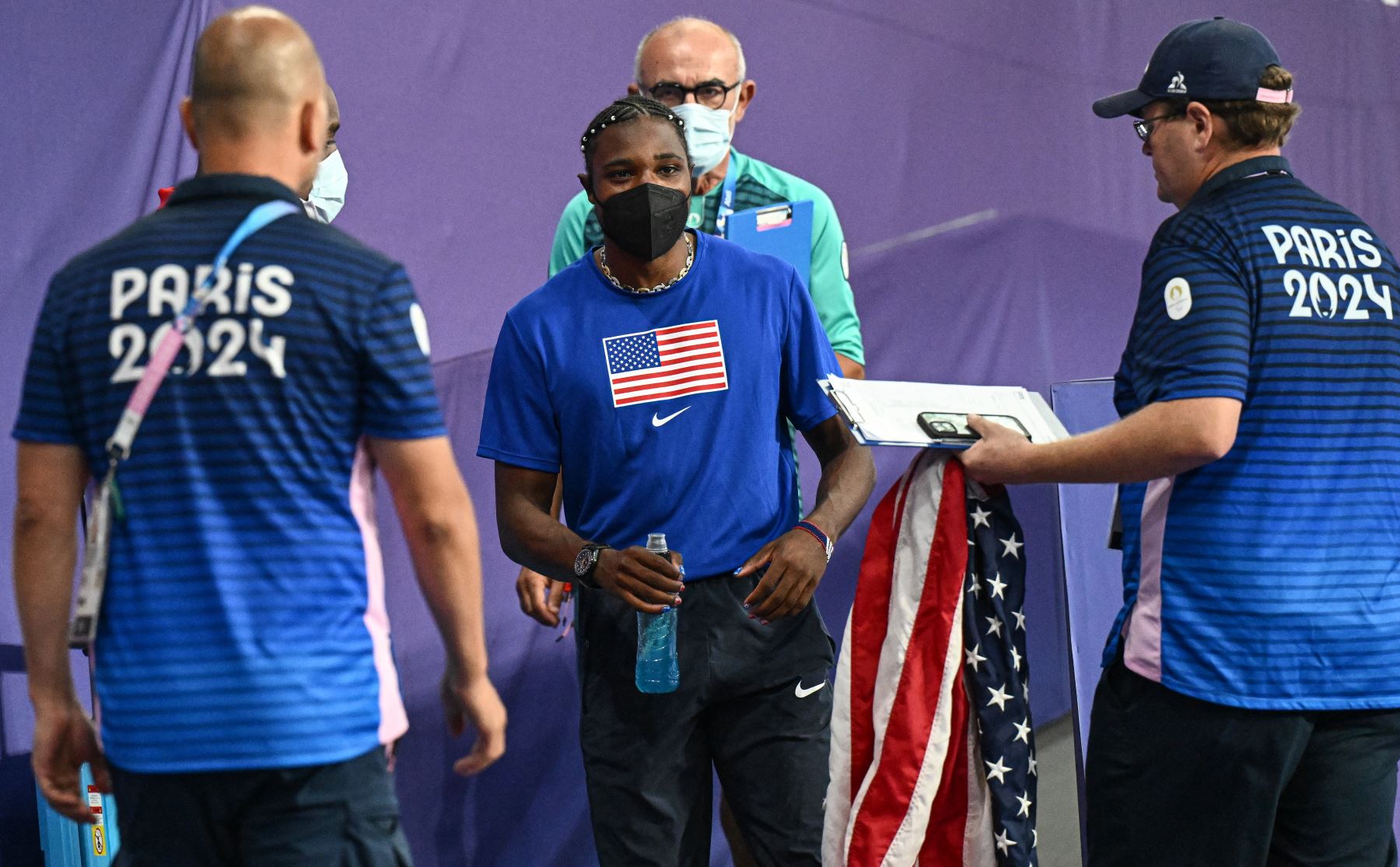 El estadounidense Noah Lyles con una máscara sale después de la final masculina de 200 metros de la prueba de atletismo de los Juegos Olímpicos de París 2024. AFP