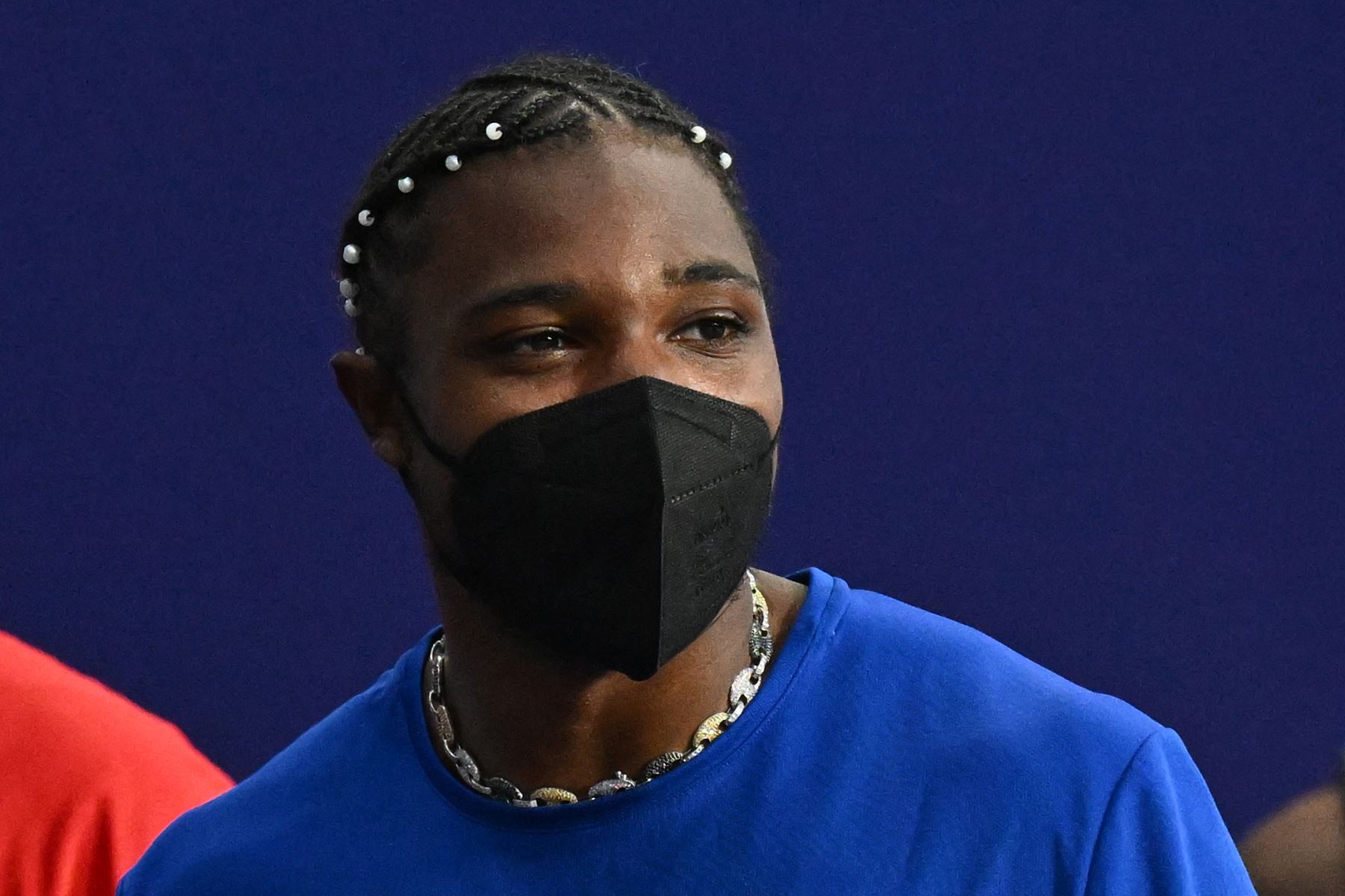 El estadounidense Noah Lyles con una máscara sale después de la final masculina de 200 metros de la prueba de atletismo de los Juegos Olímpicos de París 2024. AFP