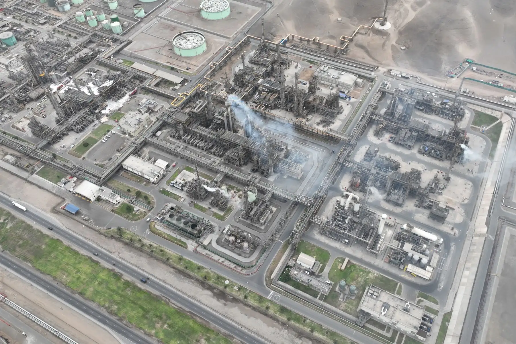 La emergencia en la refinería la Pampilla se inició a las 12:15 horas en la unidad de destilación atmosférica N° 2, la cual pudo ser controlada al 100%. Foto: ANDINA/Juan Carlos Guzmán