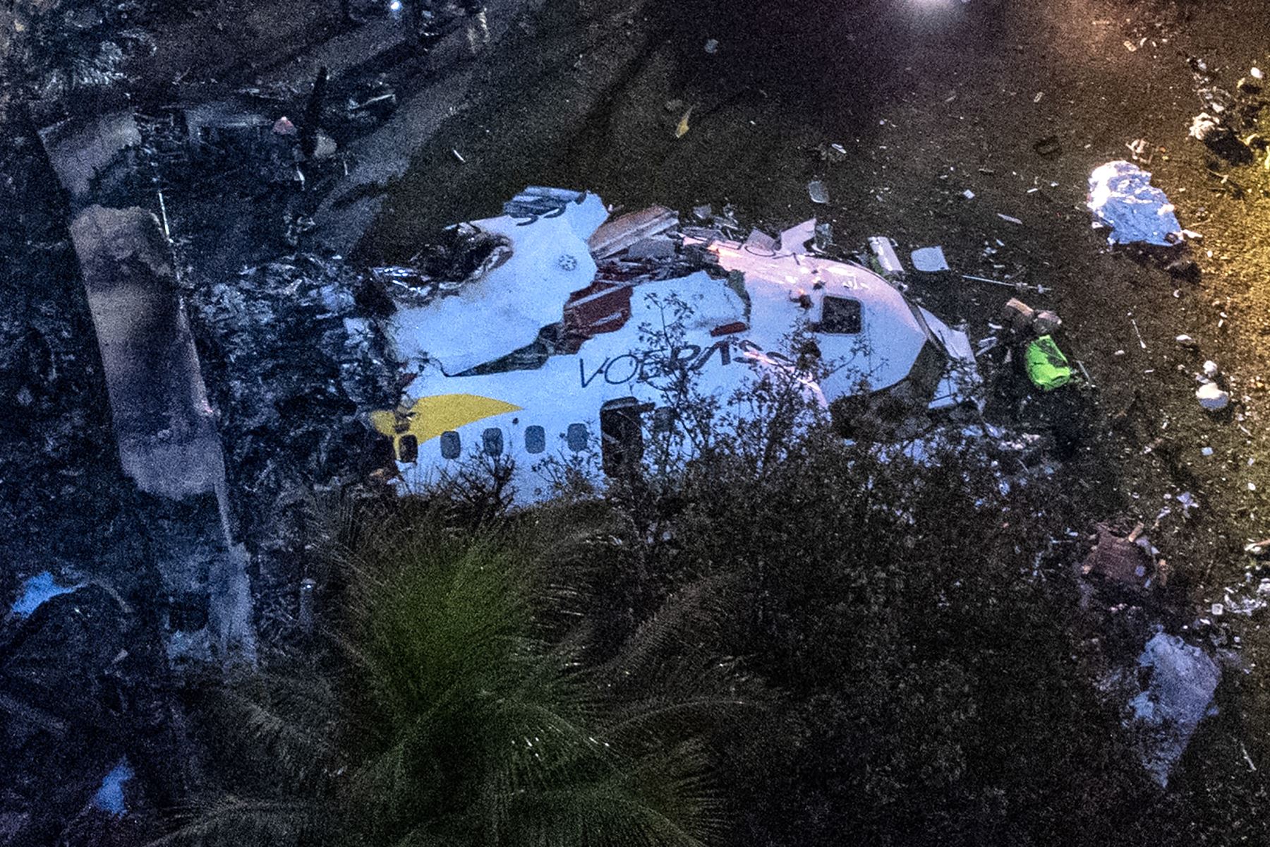 Vista aérea de los restos de un avión que se estrelló con 61 personas a bordo en Vinhedo, estado de Sao Paulo, Brasil, el 9 de agosto de 2024. Según informaron las autoridades locales, toda la tripulación falleció. Foto: AFP