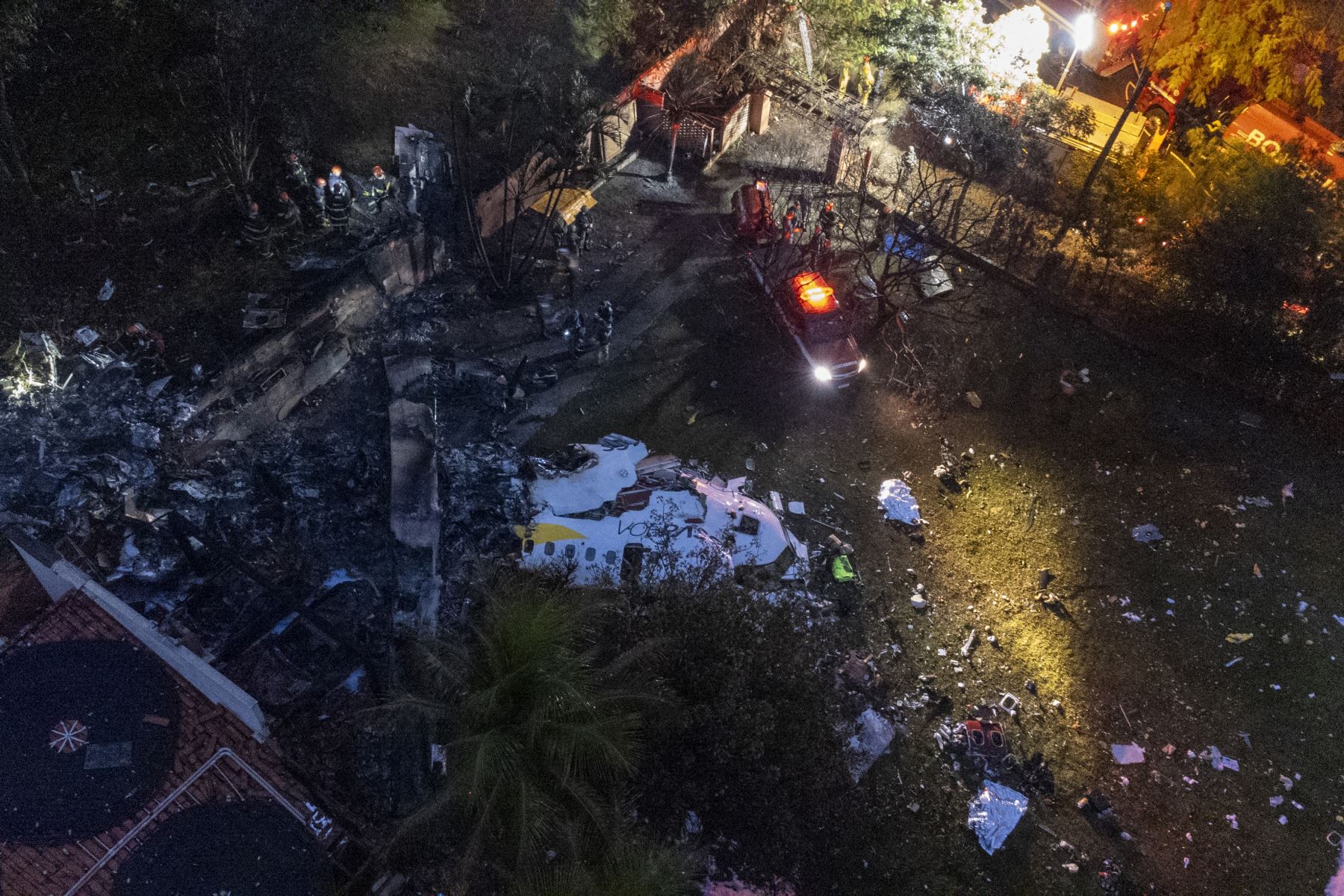 Vista aérea de los restos de un avión que se estrelló con 61 personas a bordo en Vinhedo, estado de Sao Paulo, Brasil, el 9 de agosto de 2024. Según informaron las autoridades locales, toda la tripulación falleció. Foto: AFP