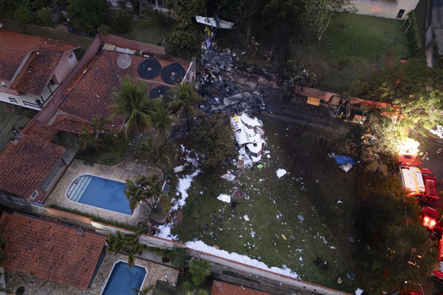 Fotografía aérea del sitio donde se accidentó el avión de la aerolínea Voepass este viernes, en Vinhedo, Brasil, un accidente en el que no hubo supervivientes. El aparato, de la aerolínea Voepass, cayó en vertical, girando sobre sí mismo, hasta estrellarse en una zona de vegetación dentro de una urbanización residencial, cerca de una vivienda. Foto: EFE