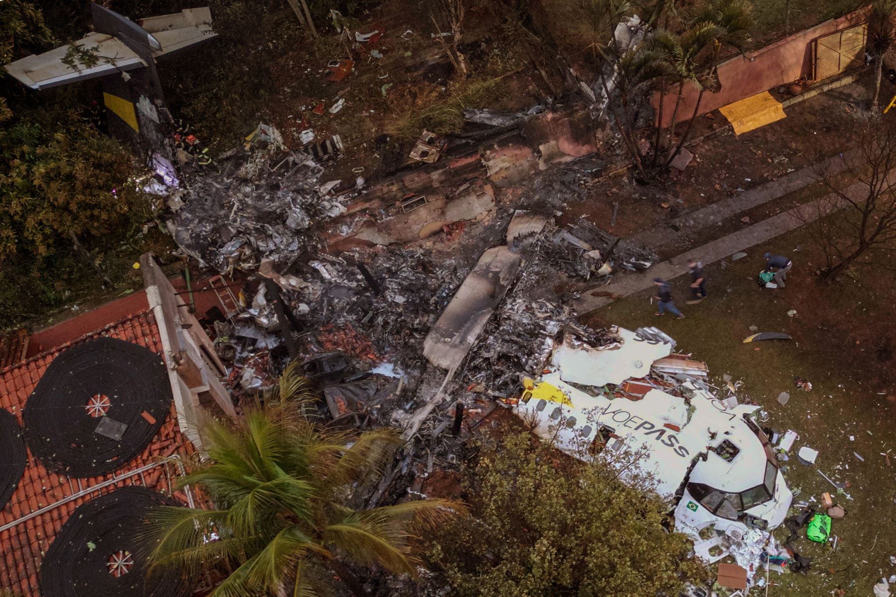 Fotografía aérea del sitio donde se accidentó el avión de la aerolínea Voepass este viernes, en Vinhedo, Brasil, en el que murieron sus 61 ocupantes. Las autoridades informaron que el vuelo estaba en condiciones regulares y no llegó a reportar ninguna emergencia. Foto: EFE