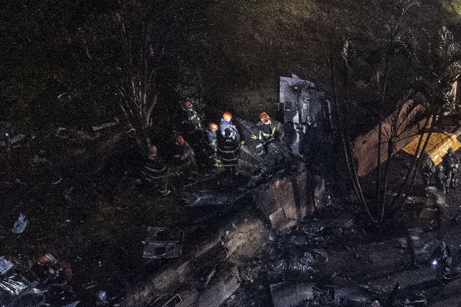 Personal de emergencia trabaja cerca de los restos del avión que se estrelló con 61 personas a bordo en Vinhedo, estado de Sao Paulo, Brasil, el 9 de agosto de 2024. Foto: AFP