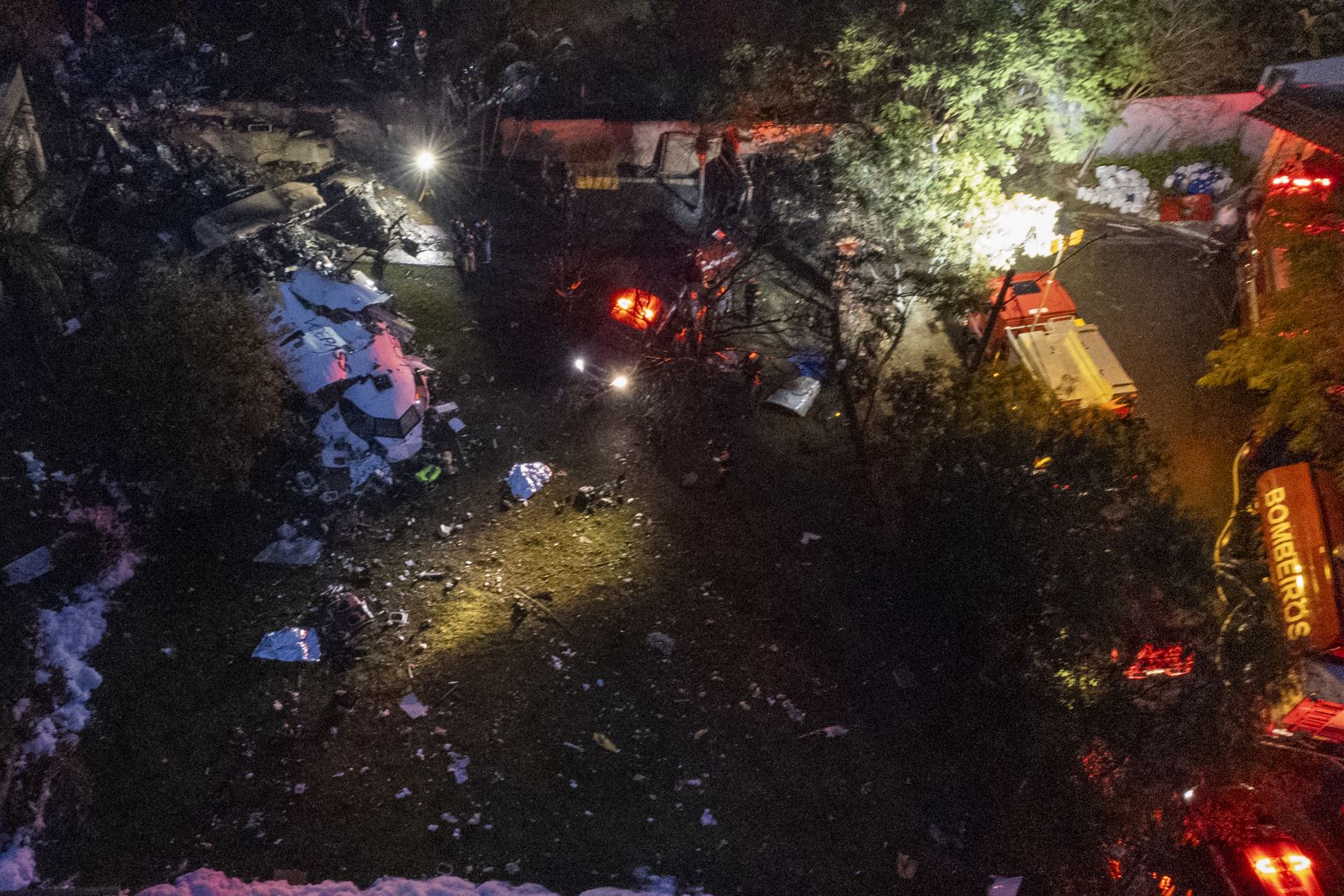 Vista aérea de los restos de un avión que se estrelló con 61 personas a bordo en Vinhedo, estado de Sao Paulo, Brasil, el 9 de agosto de 2024. Según informaron las autoridades locales, toda la tripulación falleció. Foto: AFP