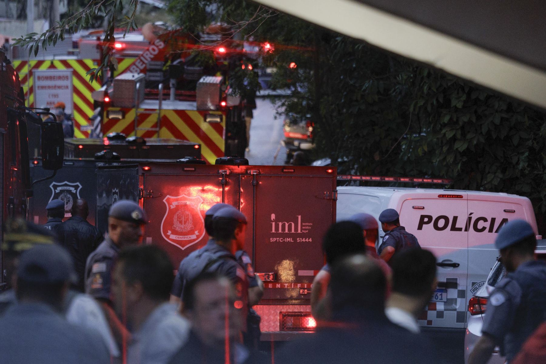 Integrantes de la Policía Científica de Brasil y bomberos trabajan en el sitio donde se accidentó el avión de la aerolínea Voepass con 61 pasajeros este viernes, en Vinhedo, Brasil, tragedia en la que no hubo supervivientes. Foto: EFE