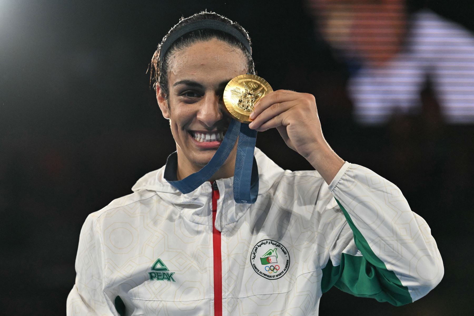 Imane Khelif, medallista de oro de Argelia, posa en el podio durante la ceremonia de entrega de medallas en la categoría final de boxeo femenino de 66 kg durante los Juegos Olímpicos de París 2024 en el estadio Roland-Garros en Francia, el 9 de agosto de 2024. Foto: AFP