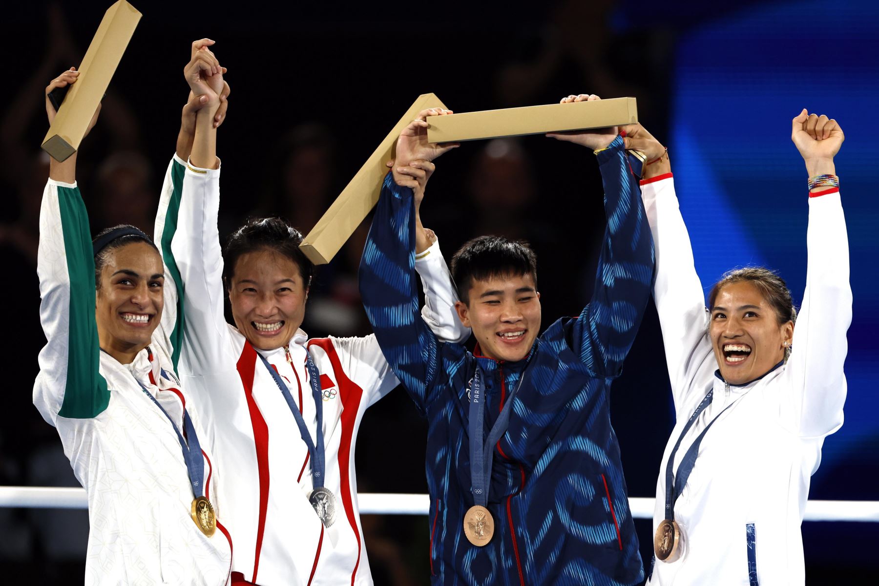 La medallista de oro Imane Khelif de Argelia, la medallista de plata Liu Yang de China y las medallistas de bronce Janjaem Suwannapheng de Tailandia y Nien Chin Chen de Taiwán posan en el podio de la categoría final femenina de 66 kg de las competencias de Boxeo de los Juegos Olímpicos de París 2024 en Francia. Foto: EFE