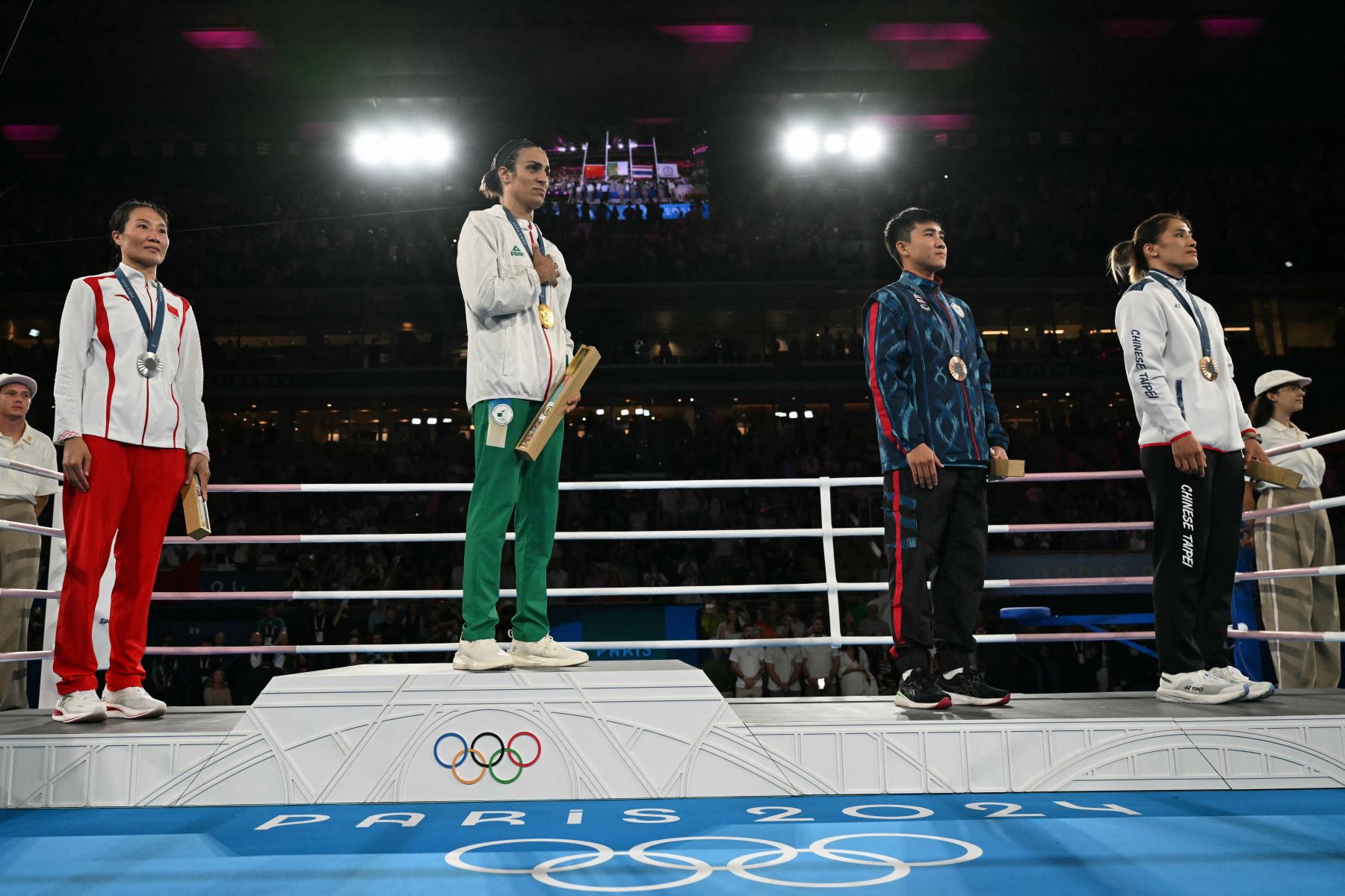 La medallista de plata Yang Liu de China, la medallista de oro Imane Khelif de Argelia y las medallistas de bronce Janjaem Suwannapheng de Tailandia y Chen Nien-chin de Taiwán posan en el podio durante la ceremonia de entrega de medallas de la categoría final de boxeo femenino de 66 kg durante los Juegos Olímpicos de París 2024. Foto: AFP