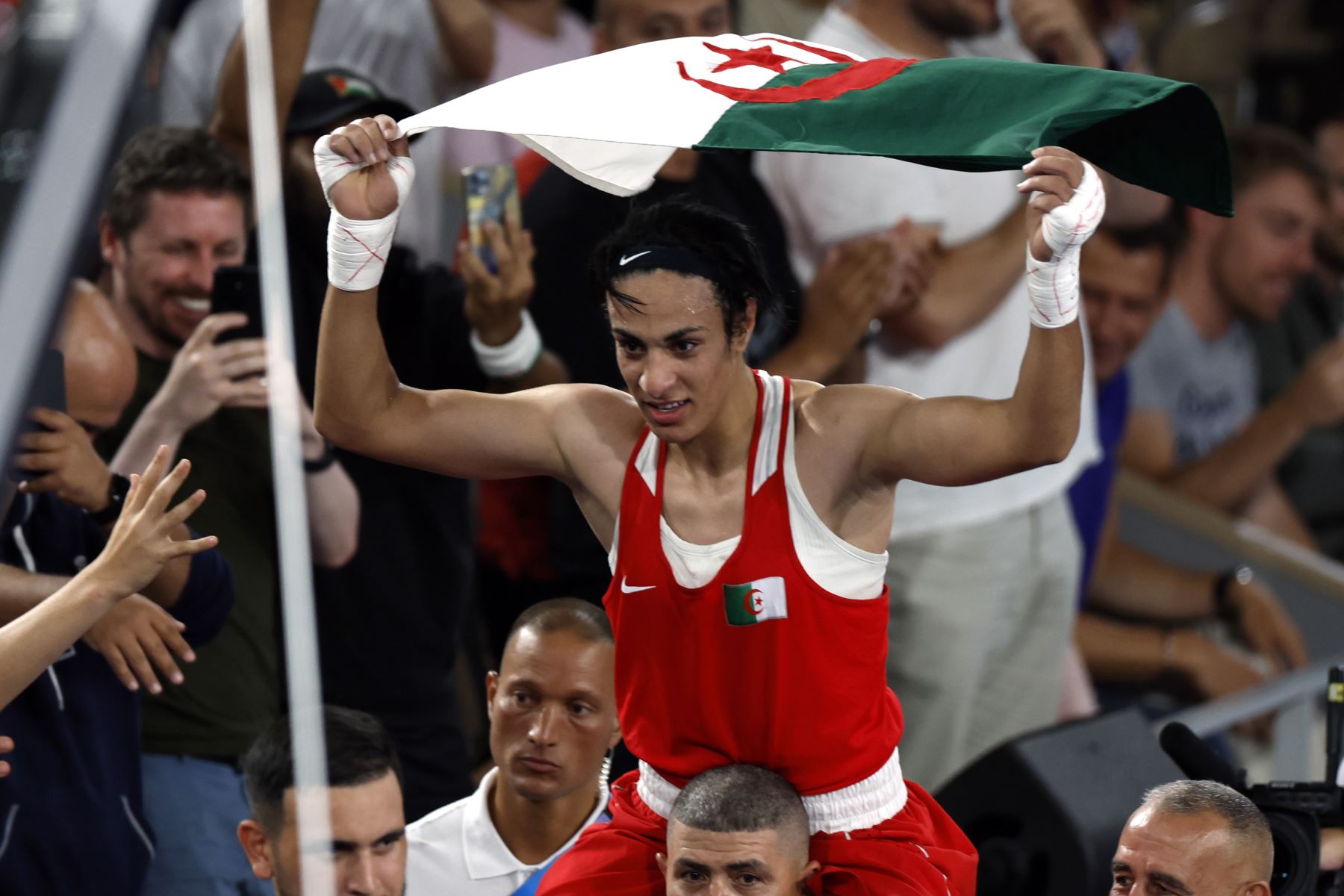 Imane Khelif de Argelia celebra tras ganar contra Yang Liu de China su combate final femenino de 66 kg de las competiciones de boxeo en los Juegos Olímpicos de París 2024, en Roland Garros, Francia, el 9 de agosto de 2024. Foto: EFE