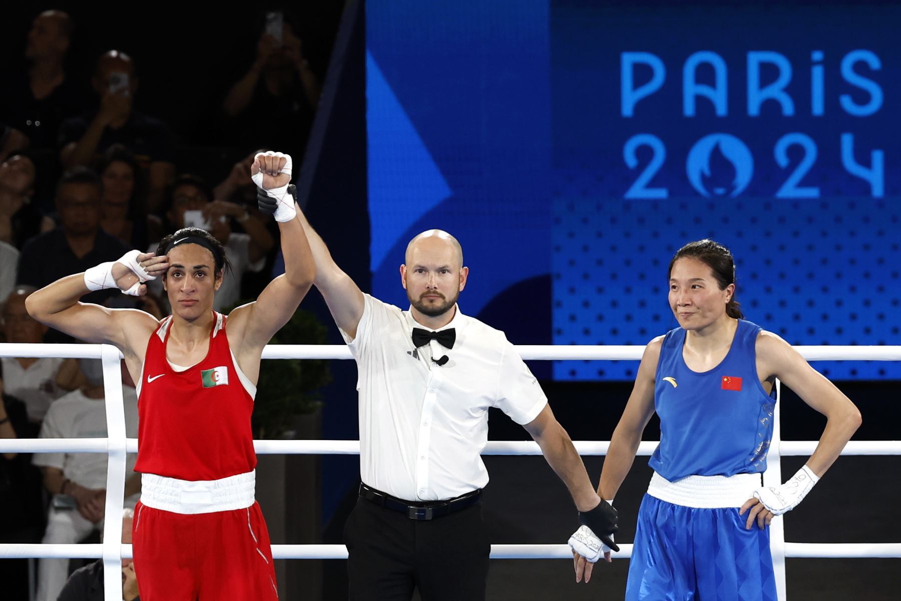 Imane Khelif de Argelia (rojo) celebra su victoria contra Yang Liu de China en su combate final femenino de 66 kg de las competiciones de boxeo en los Juegos Olímpicos de París 2024, en Roland Garros, Francia, el 9 de agosto de 2024. Foto: EFE