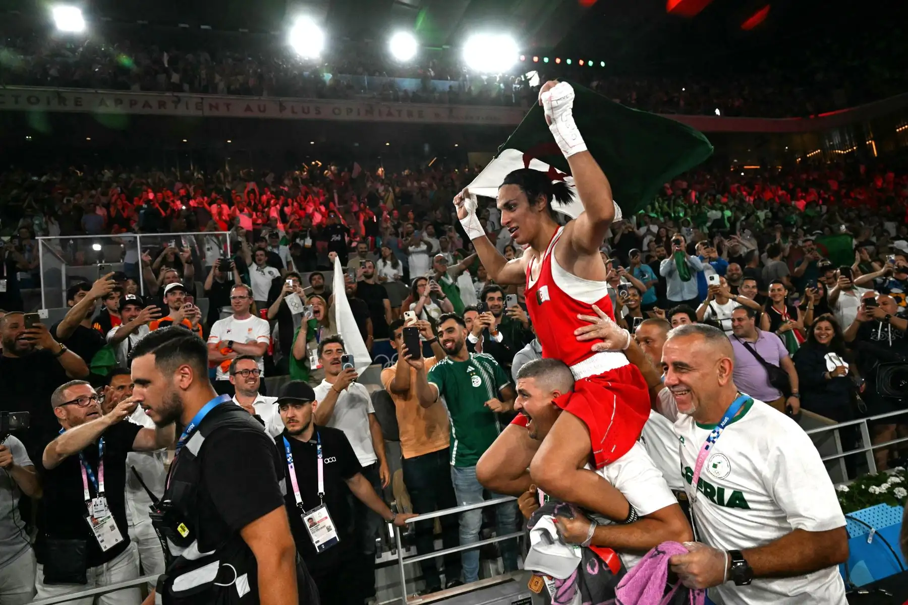 Imane Khelif de Argelia celebra después de vencer a Yang Liu de China en la final de boxeo femenino de 66 kg durante los Juegos Olímpicos de París 2024 en el estadio Roland-Garros, en Francia, el 9 de agosto de 2024. Foto: AFP