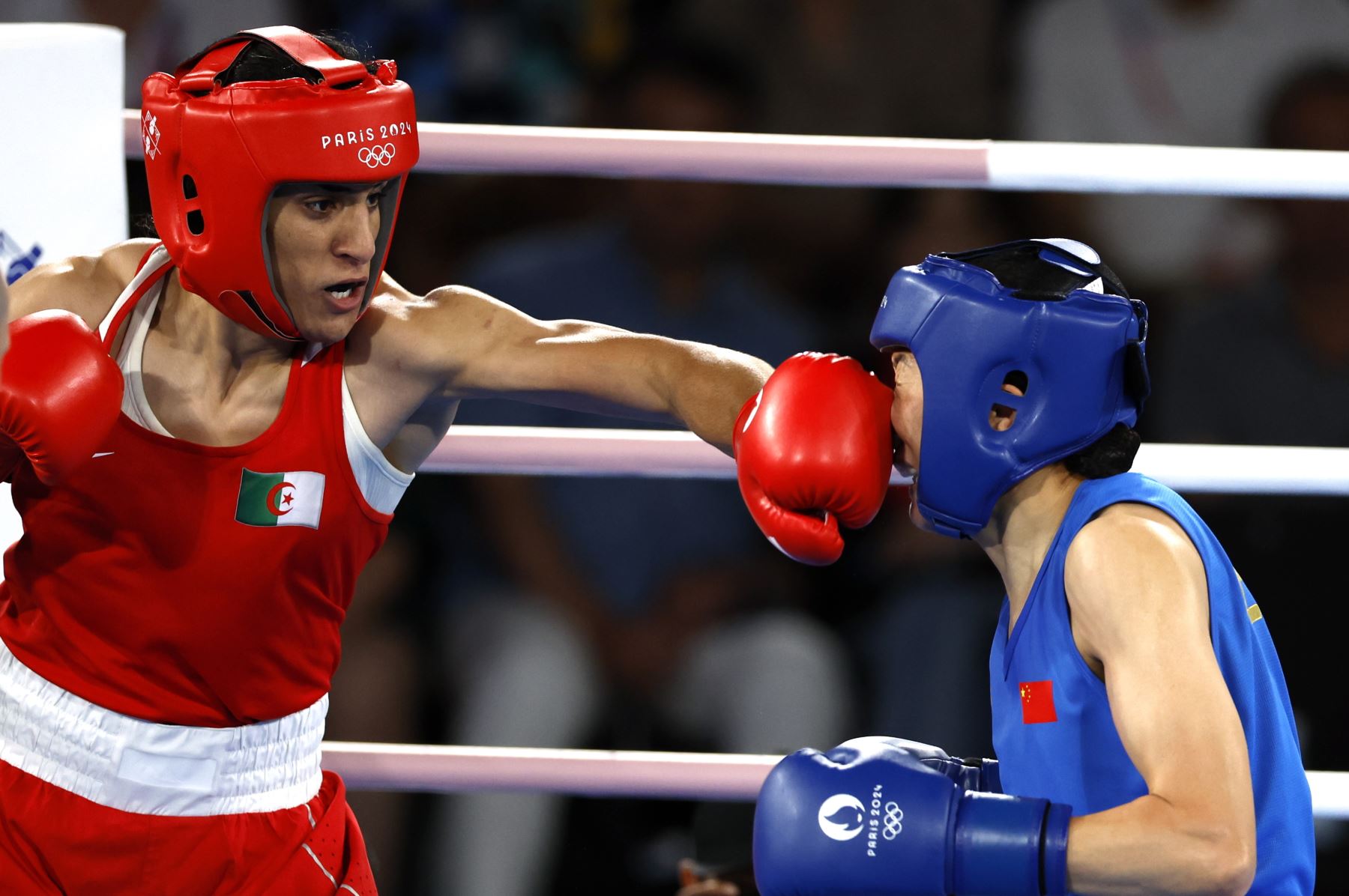 Imane Khelif de Argelia (rojo) y Yang Liu de la República Popular China (azul) luchan en su combate final femenino de 66 kg de las competiciones de boxeo en los Juegos Olímpicos de París 2024, en Roland Garros, Francia, el 9 de agosto de 2024. Foto: EFE