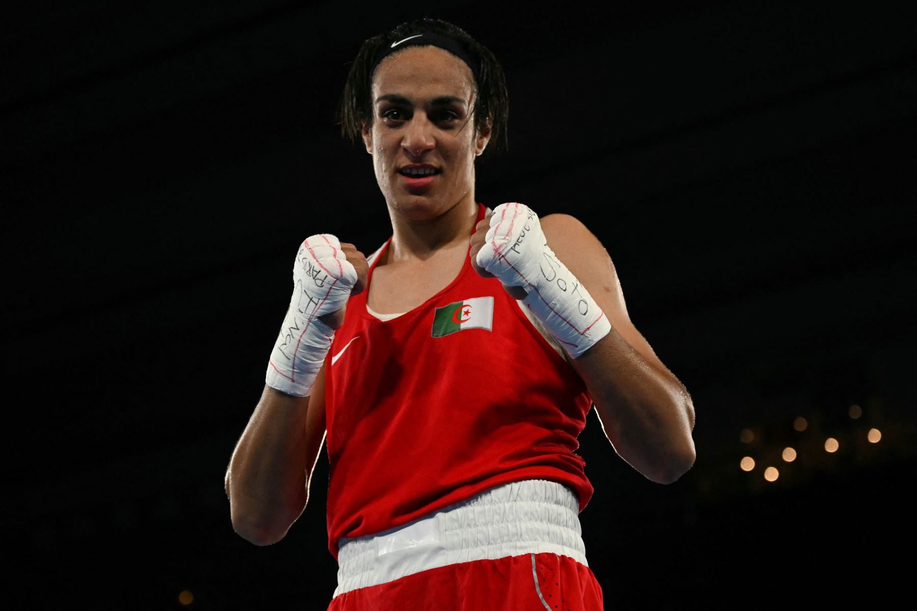 Imane Khelif de Argelia, medalla de oro en la final de boxeo femenino de 66 kg durante los Juegos Olímpicos de París 2024 en el estadio Roland-Garros en Francia, el 9 de agosto de 2024. Foto: AFP