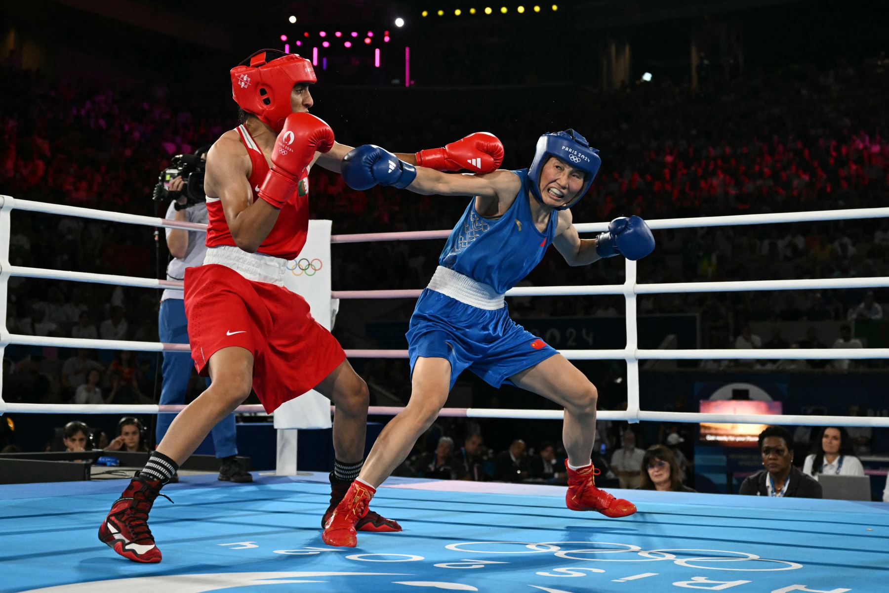 Imane Khelif (rojo) de Argelia y Yang Liu (azul) de China compiten en la final de boxeo femenino de 66 kg durante los Juegos Olímpicos de París 2024 en el estadio Roland-Garros en Francia, el 9 de agosto de 2024. Foto: AFP