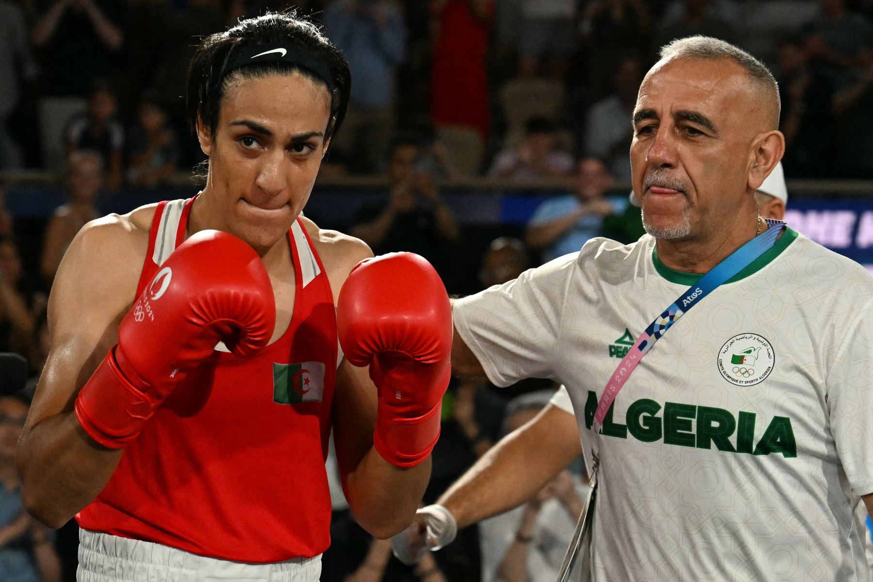 Imane Khelif de Argelia se prepara para competir contra Yang Liu de China en la final de boxeo femenino de 66 kg durante los Juegos Olímpicos de París 2024 en el estadio Roland-Garros en Francia, el 9 de agosto de 2024. Foto: AFP