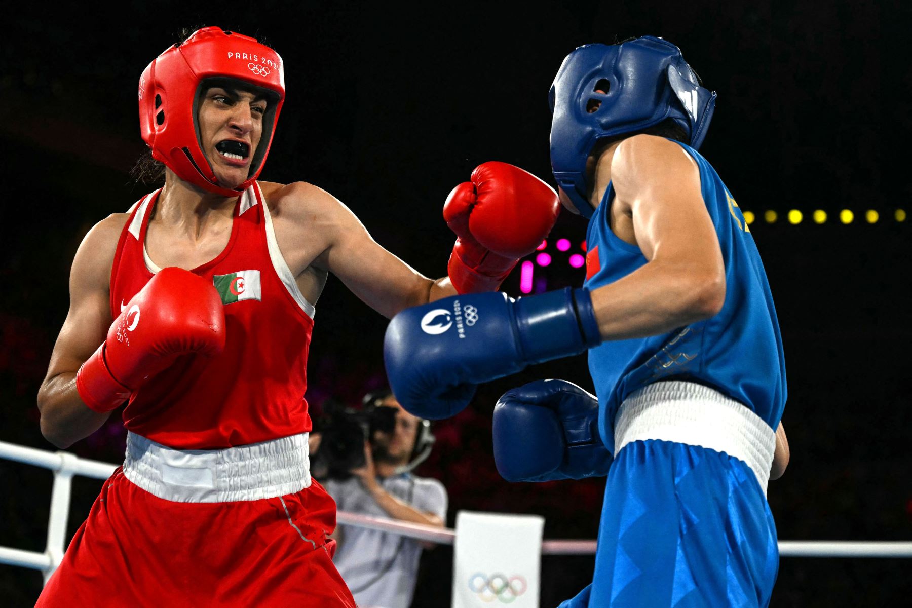 Imane Khelif (rojo) de Argelia y Yang Liu (azul) de China compiten en la final de boxeo femenino de 66 kg durante los Juegos Olímpicos de París 2024 en el estadio Roland-Garros en Francia, el 9 de agosto de 2024. Foto: AFP