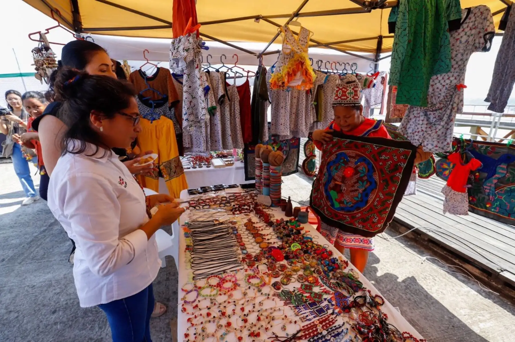 La ministra de Cultura, Leslie Urteaga, clausuró el curso gratuito de shipibo-konibo, en Ucayali, en el marco de la conmemoración del Día Internacional de los Pueblos Indígenas. Foto: Ministerio de Cultura