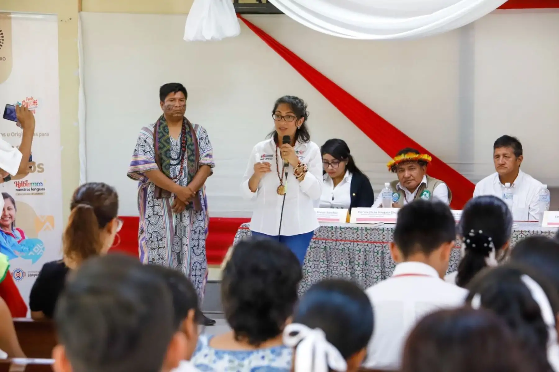 La ministra de Cultura, Leslie Urteaga, clausuró el curso gratuito de shipibo-konibo, en Ucayali, en el marco de la conmemoración del Día Internacional de los Pueblos Indígenas. Foto: Ministerio de Cultura