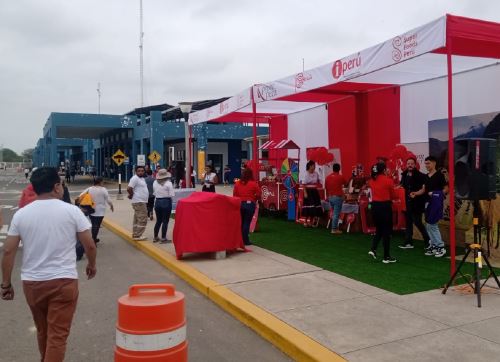 Más de 5,000 turistas ecuatorianos visitan Tumbes en el primer día del feriado largo en su país que celebra su aniversario patrio. Los atractivos más demandados son las playas y la gastronomía local. ANDINA/Difusión