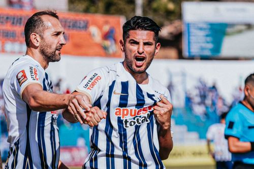 Carlos Zambrano celebrando el gol a Comerciantes Unidos por la fecha 5 de la Liga 1.